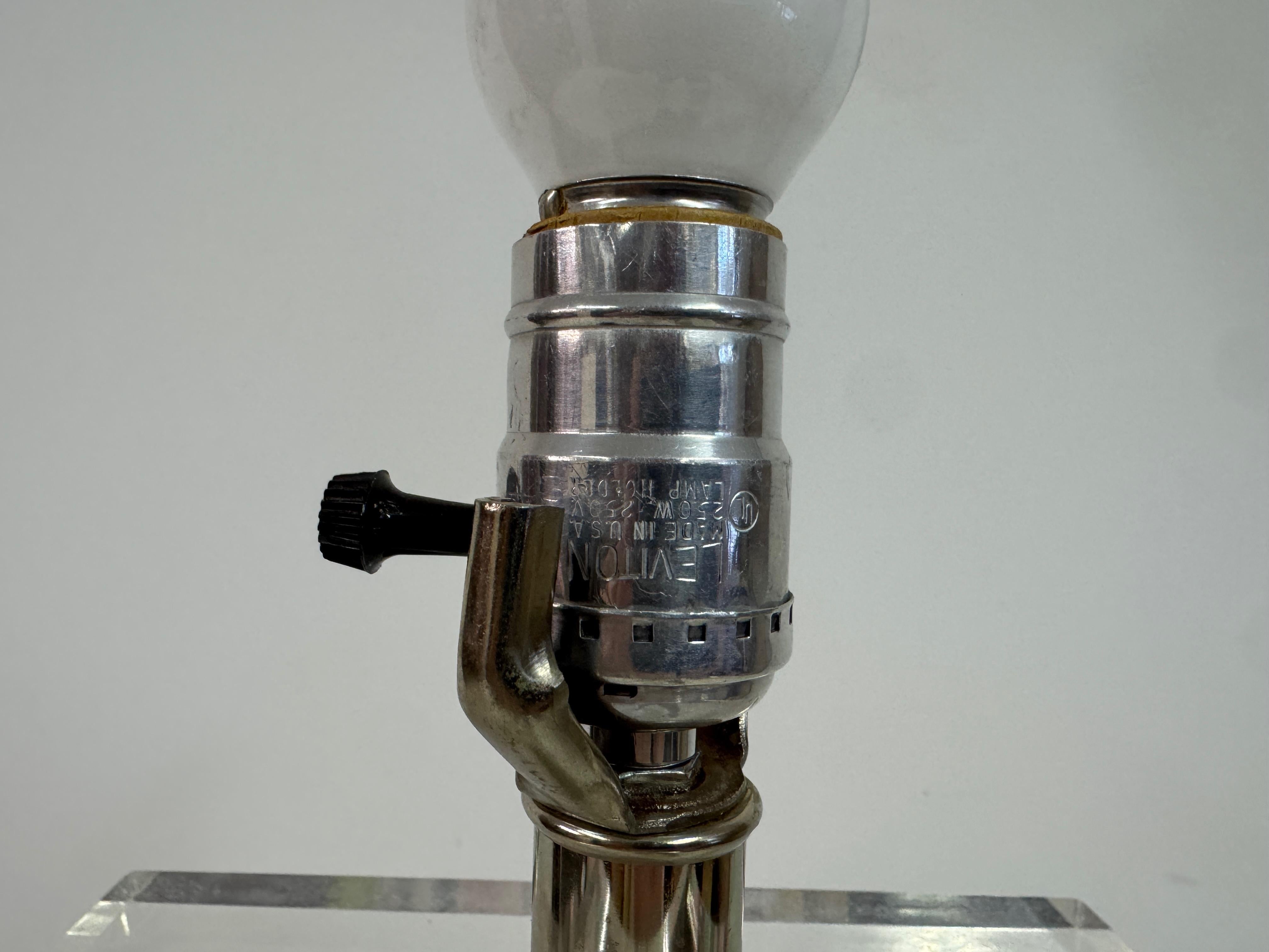 Lucite Stehlampe von Primo, amerikanisch, CIRCA 1970er-1980er im Angebot 3