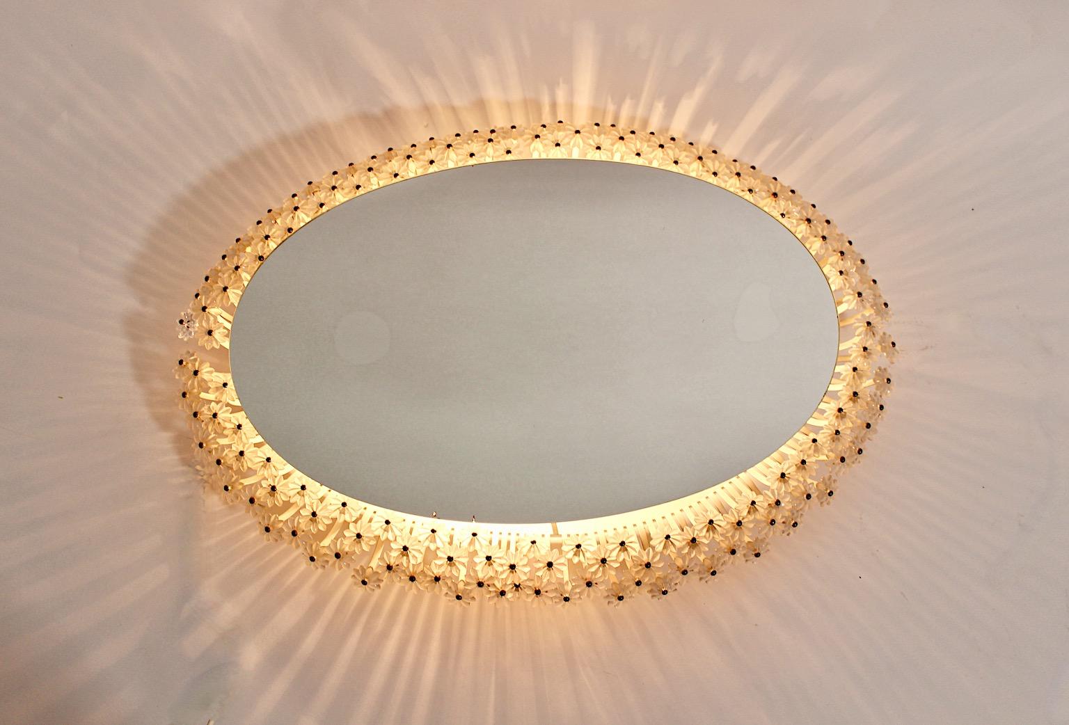 Mid-Century moderno Specchio da parete retroilluminato vintage con fiori di lucite Mid-Century Modern Emil Stejnar 1950s in vendita