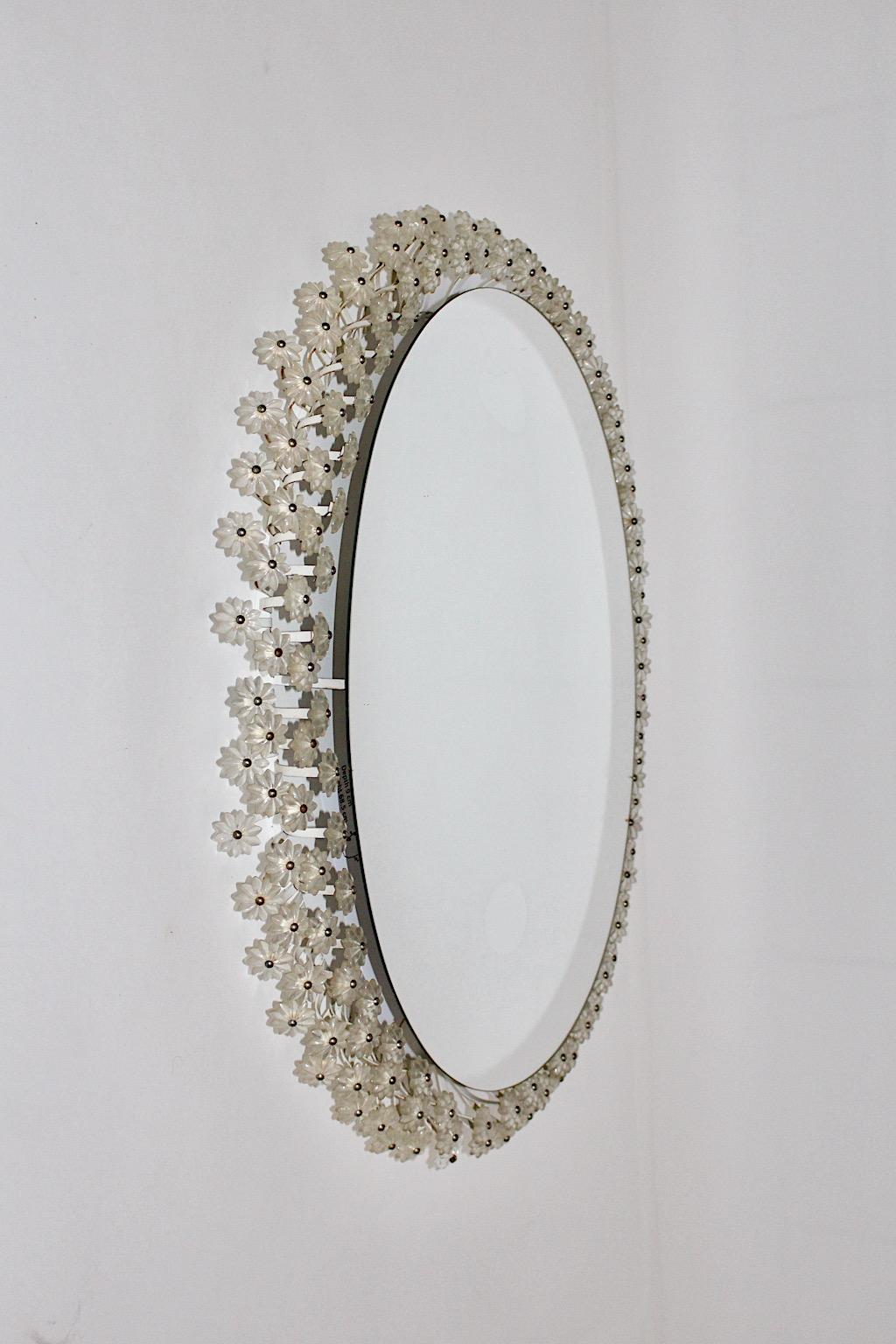 XX secolo Specchio da parete retroilluminato vintage con fiori di lucite Mid-Century Modern Emil Stejnar 1950s in vendita