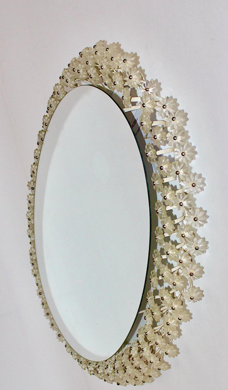 Metallo Specchio da parete retroilluminato vintage con fiori di lucite Mid-Century Modern Emil Stejnar 1950s in vendita