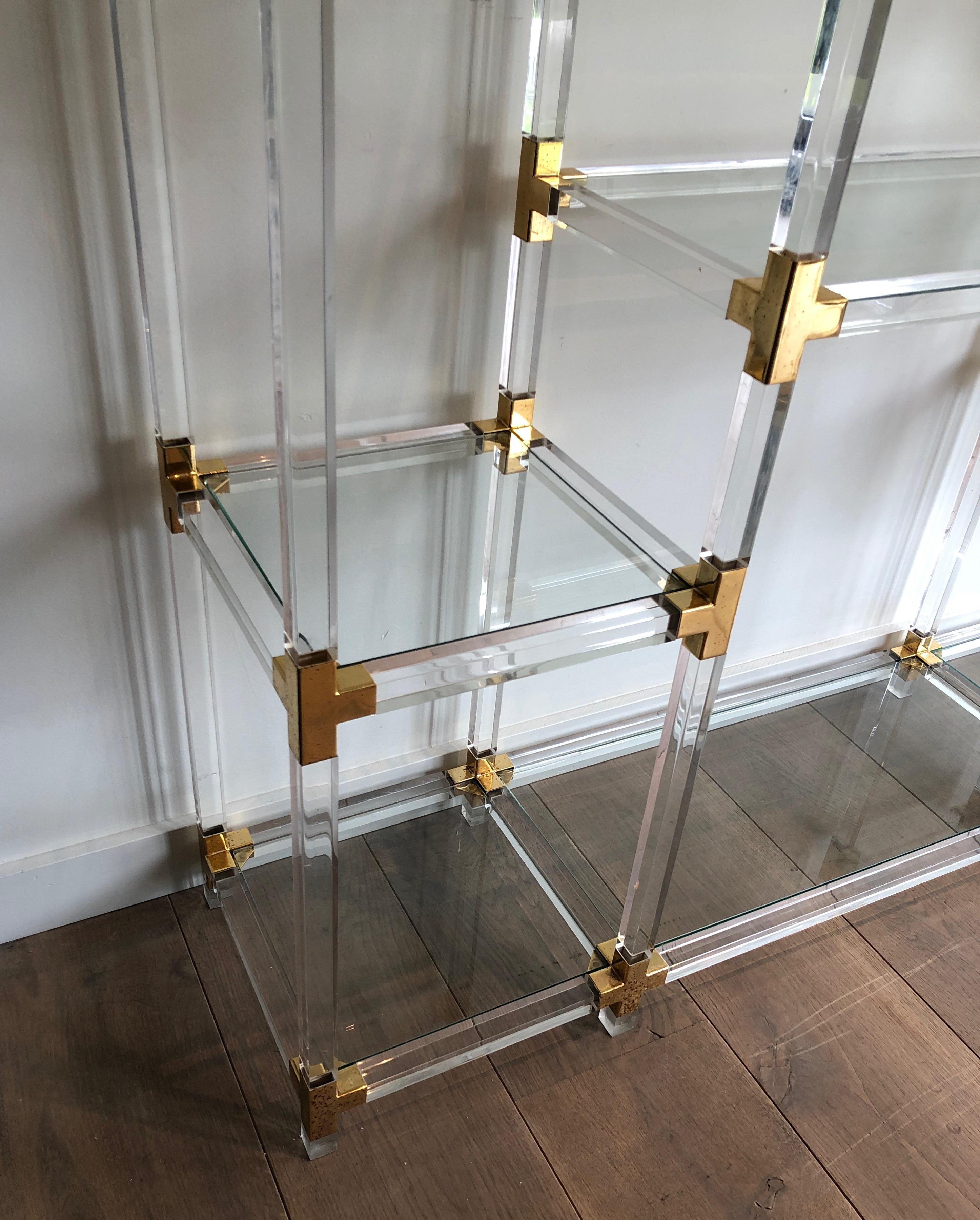 Scaffale in lucite, metallo dorato e vetro, opera americana di Charles Hollis Jones in vendita 8