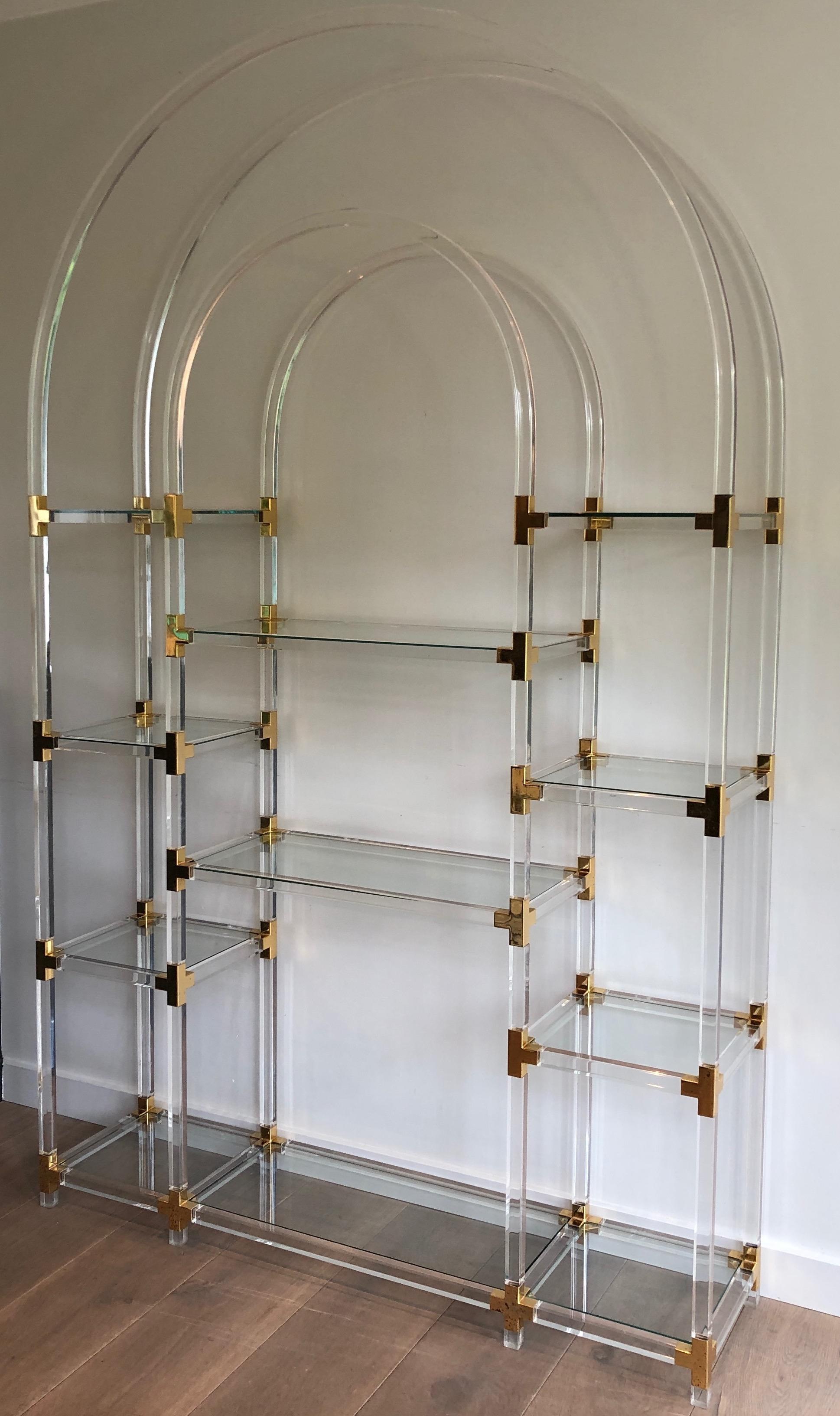 Scaffale in lucite, metallo dorato e vetro, opera americana di Charles Hollis Jones in vendita 10