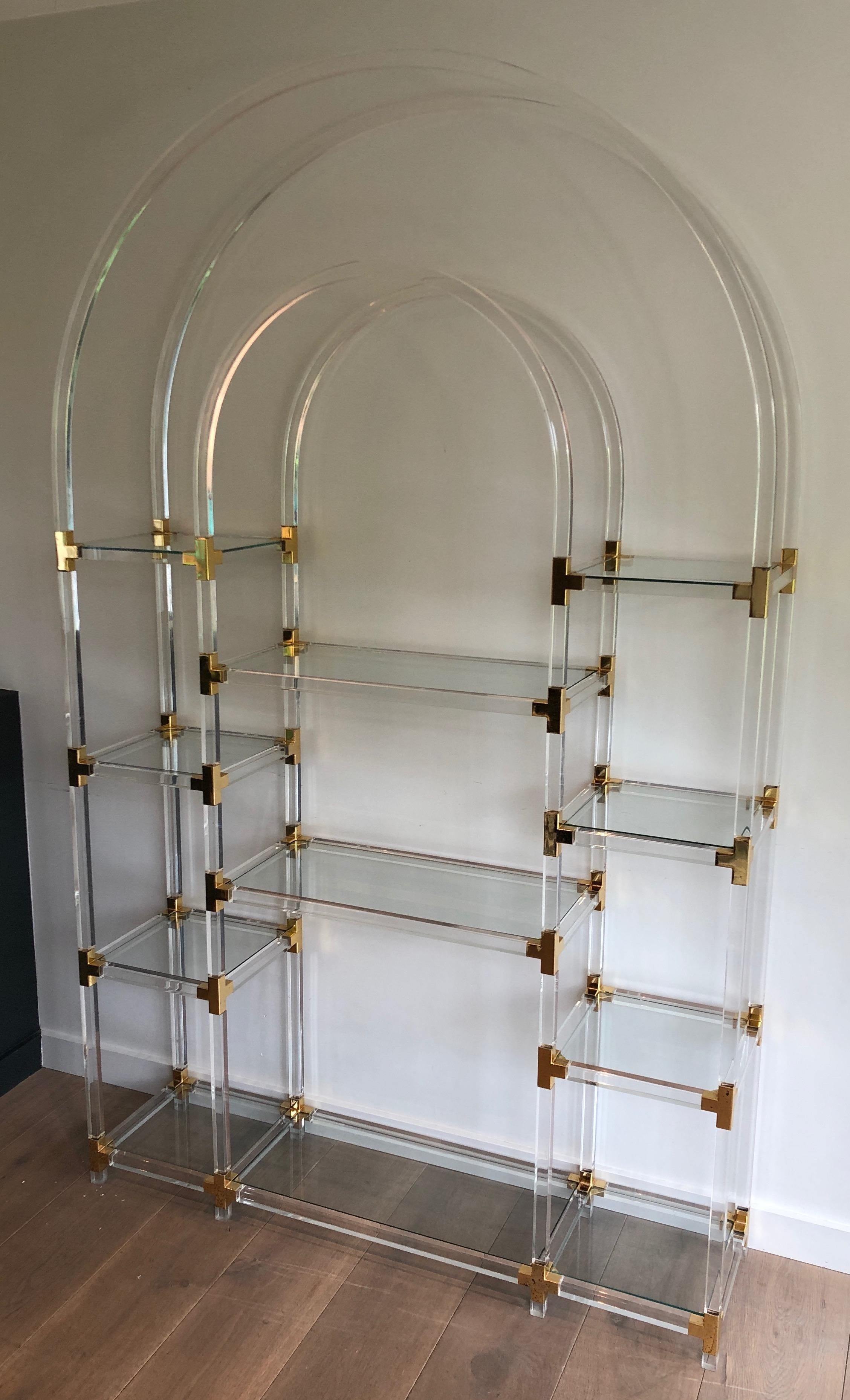 Scaffale in lucite, metallo dorato e vetro, opera americana di Charles Hollis Jones in vendita 11