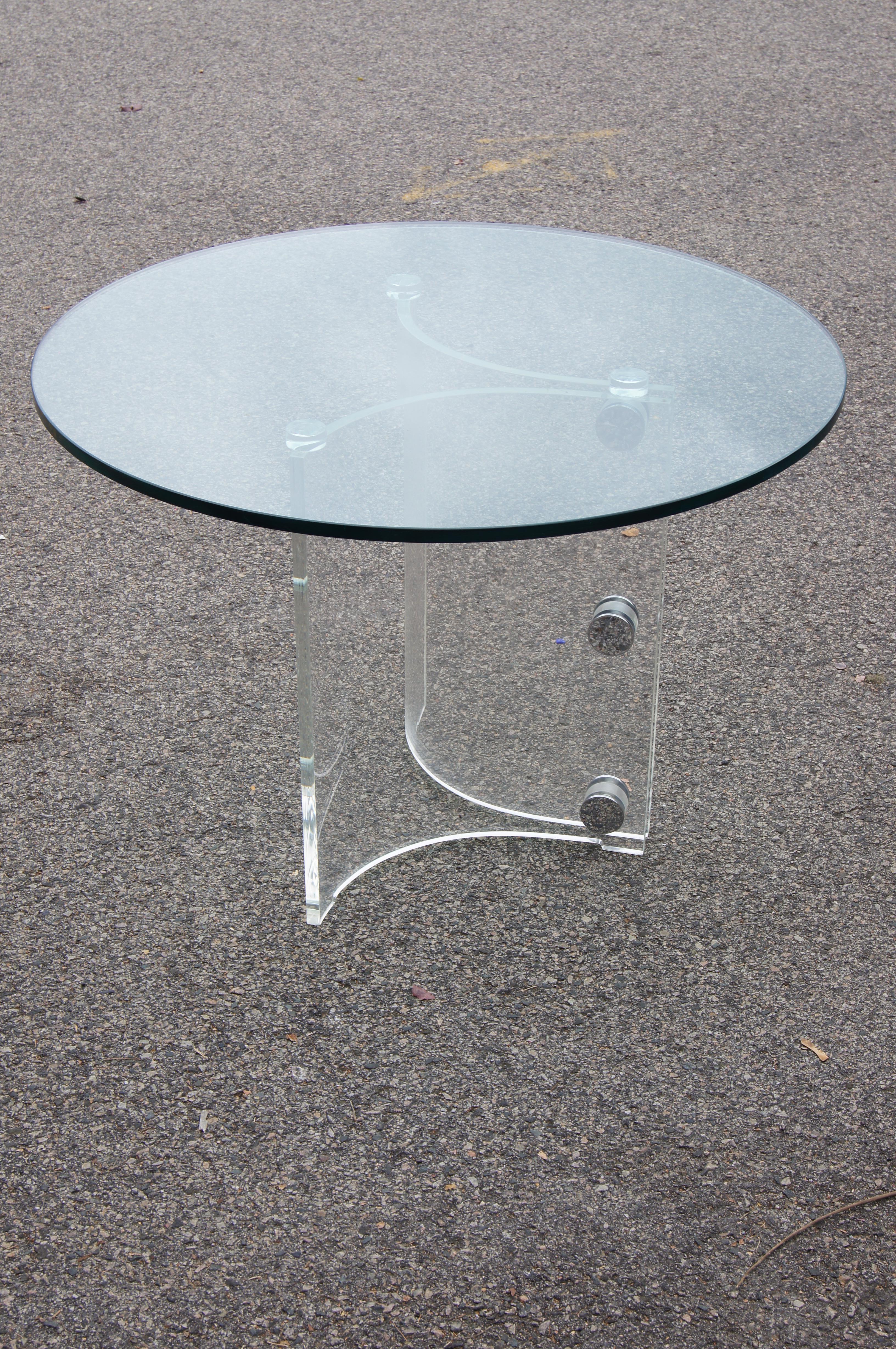 Ce fabuleux design de Vladimir Kagan peut servir de petite table à manger ou de table centrale. Un épais plateau circulaire en verre trempé repose sur une base composée de deux panneaux incurvés en Lucite reliés à une extrémité par de grandes
