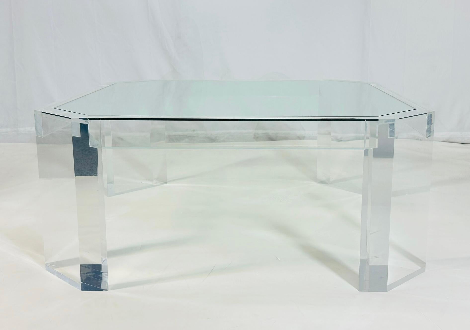Table basse vintage conçue et fabriquée aux États-Unis par Charles Hollis Jones.

La table est fabriquée en Lucite solide de deux pouces et se termine par un plateau en verre.

La table est une variante du design de L'AMI qui a été entièrement