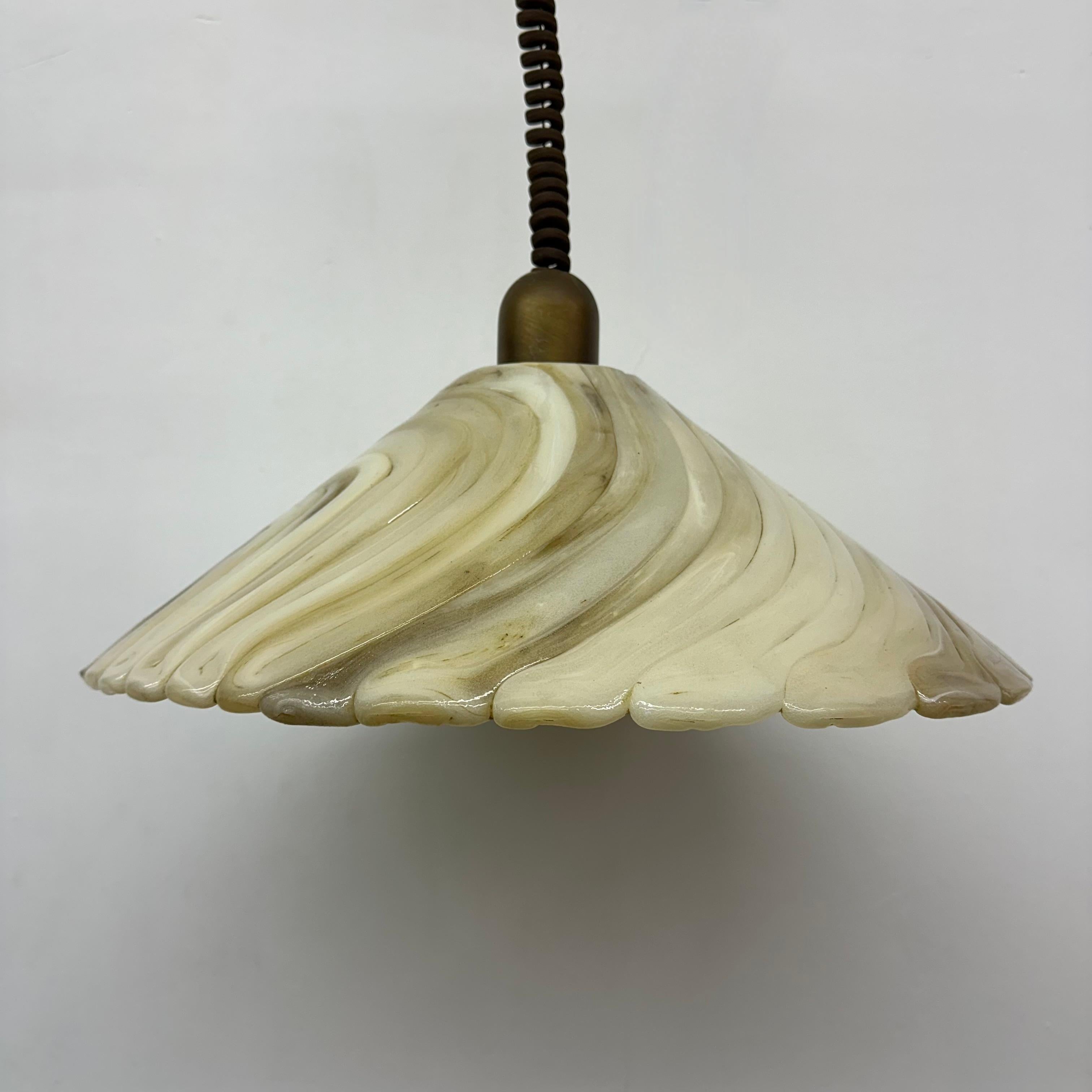 Mid-Century moderno Lampada a sospensione Hillebrand in lucite, anni '70 in vendita