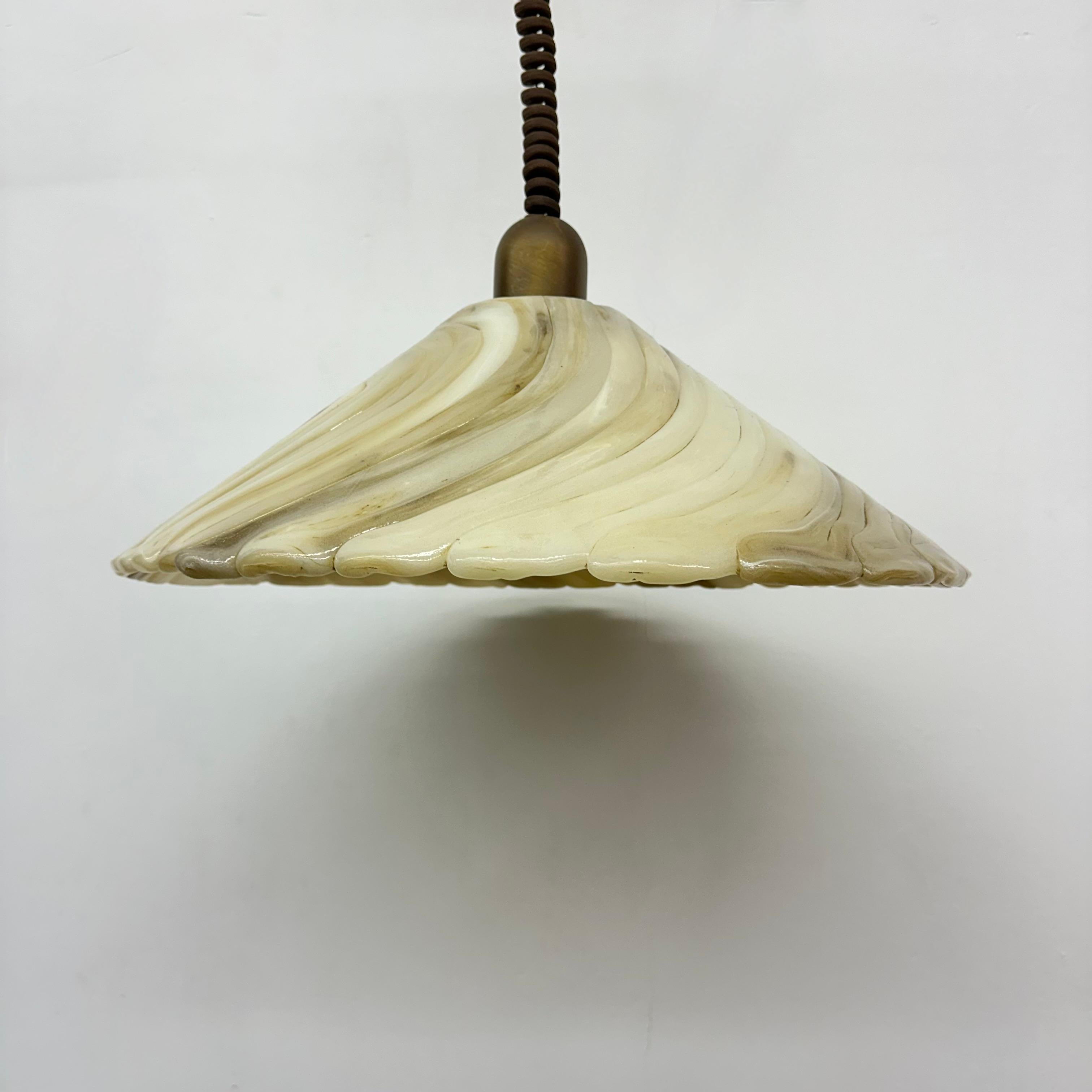 Lampada a sospensione Hillebrand in lucite, anni '70 In condizioni buone in vendita a Delft, NL