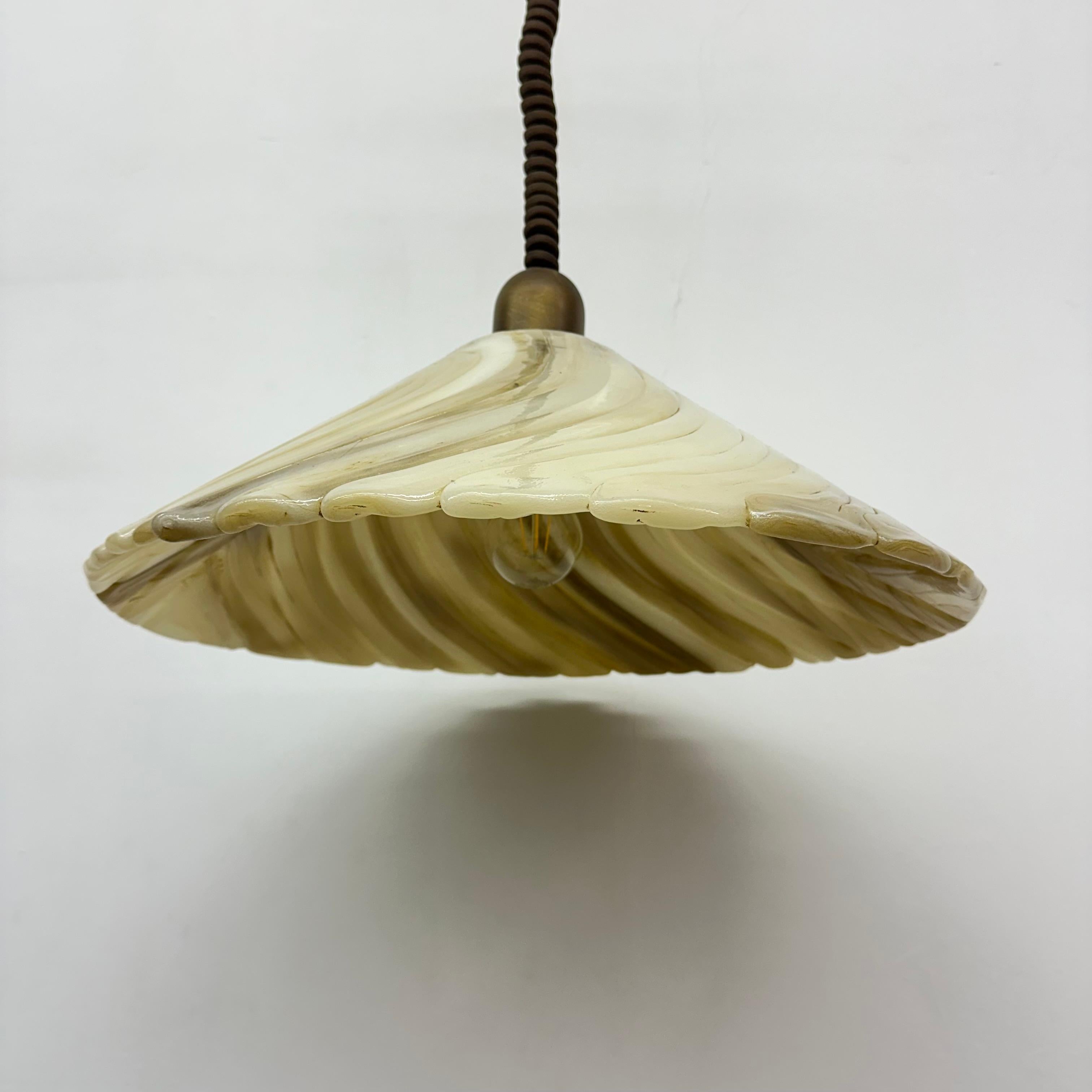 Fine XX secolo Lampada a sospensione Hillebrand in lucite, anni '70 in vendita