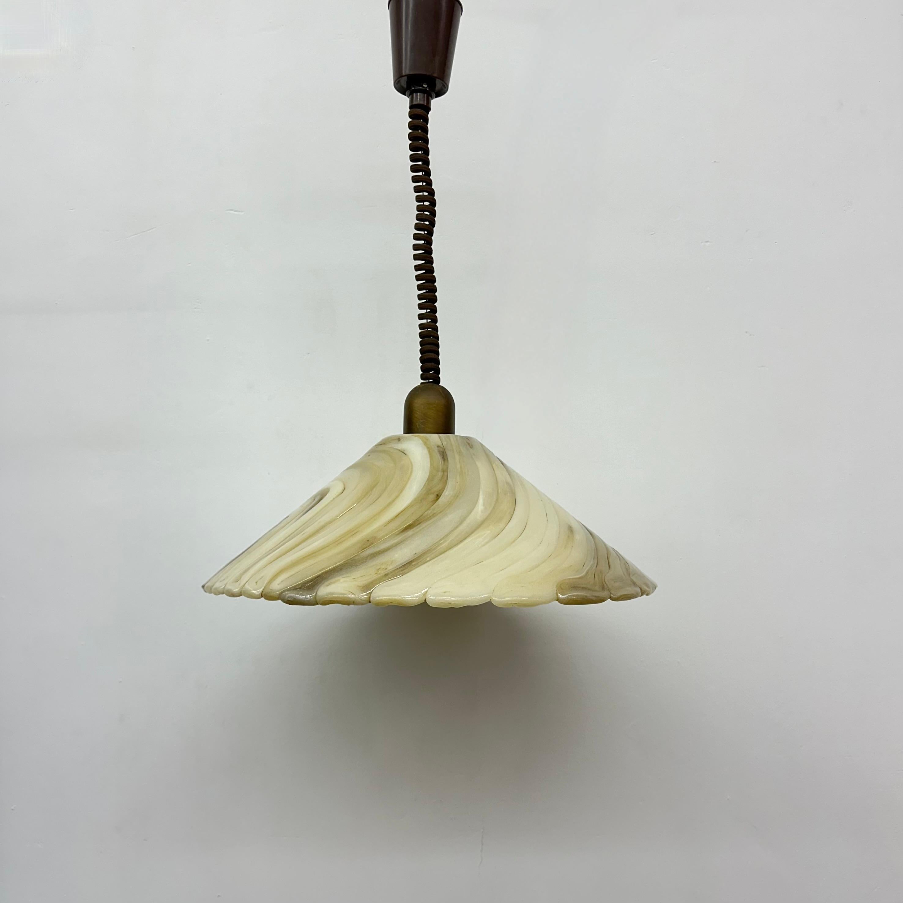 Plastica Lampada a sospensione Hillebrand in lucite, anni '70 in vendita