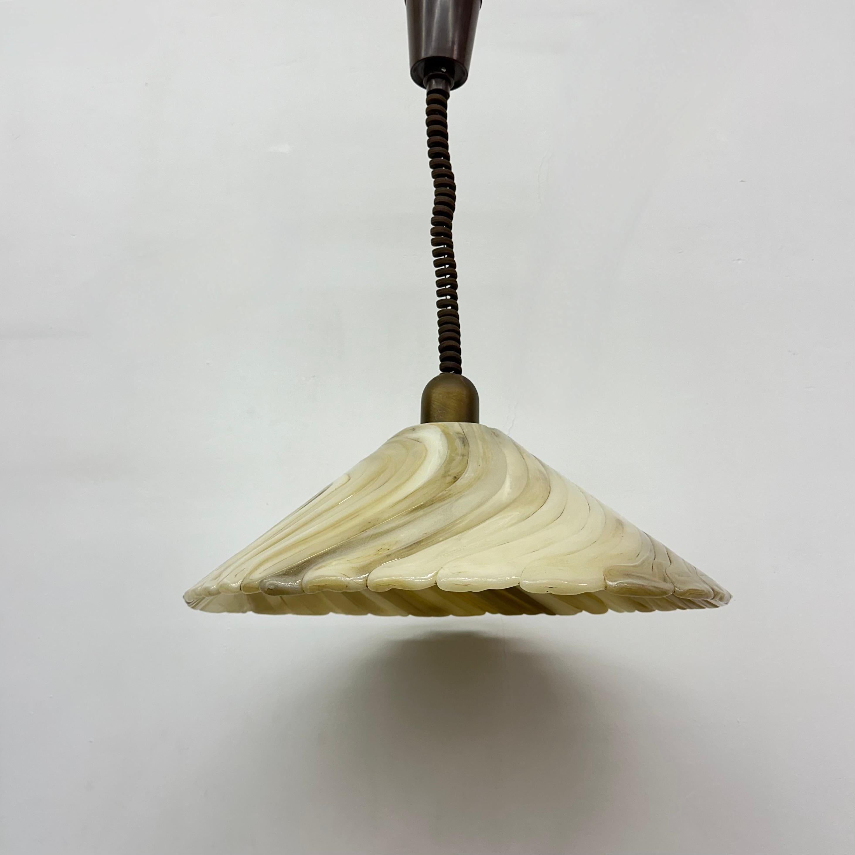 Lampada a sospensione Hillebrand in lucite, anni '70 in vendita 2