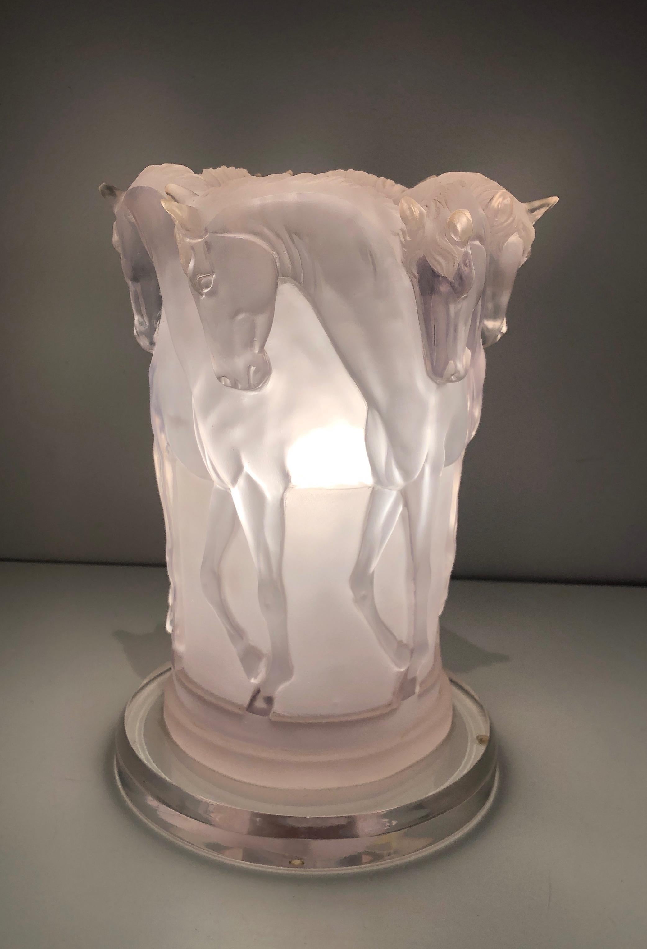 This very nice table lamp showing horses is all made of lucite. This is a very interesting French work in the style of Maison Lalique. Circa 1970.