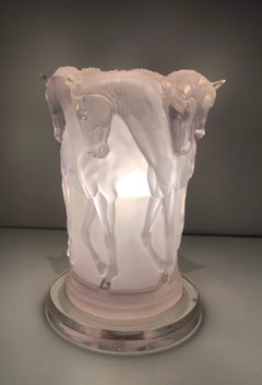 Lampada da tavolo Cavalli in lucite, opera francese, nello stile della Maison Lalique, anni '70