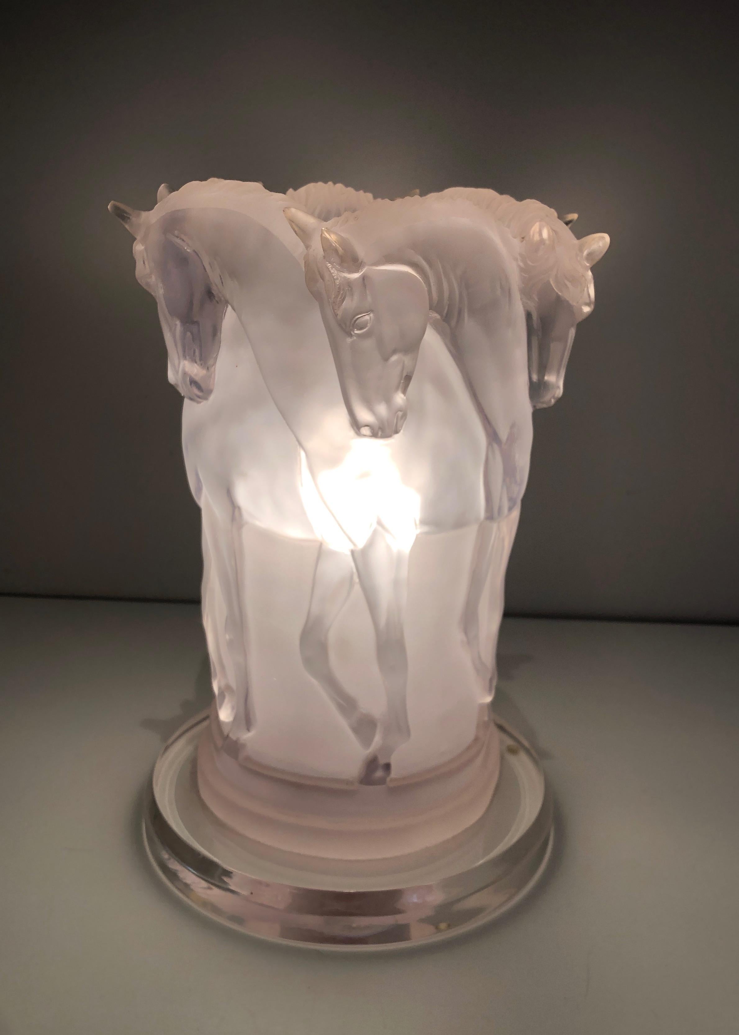 Tischlampe mit Lucite-Pferden, französisches Werk, im Stil von Maison Lalique, 1970er Jahre (Französisch) im Angebot