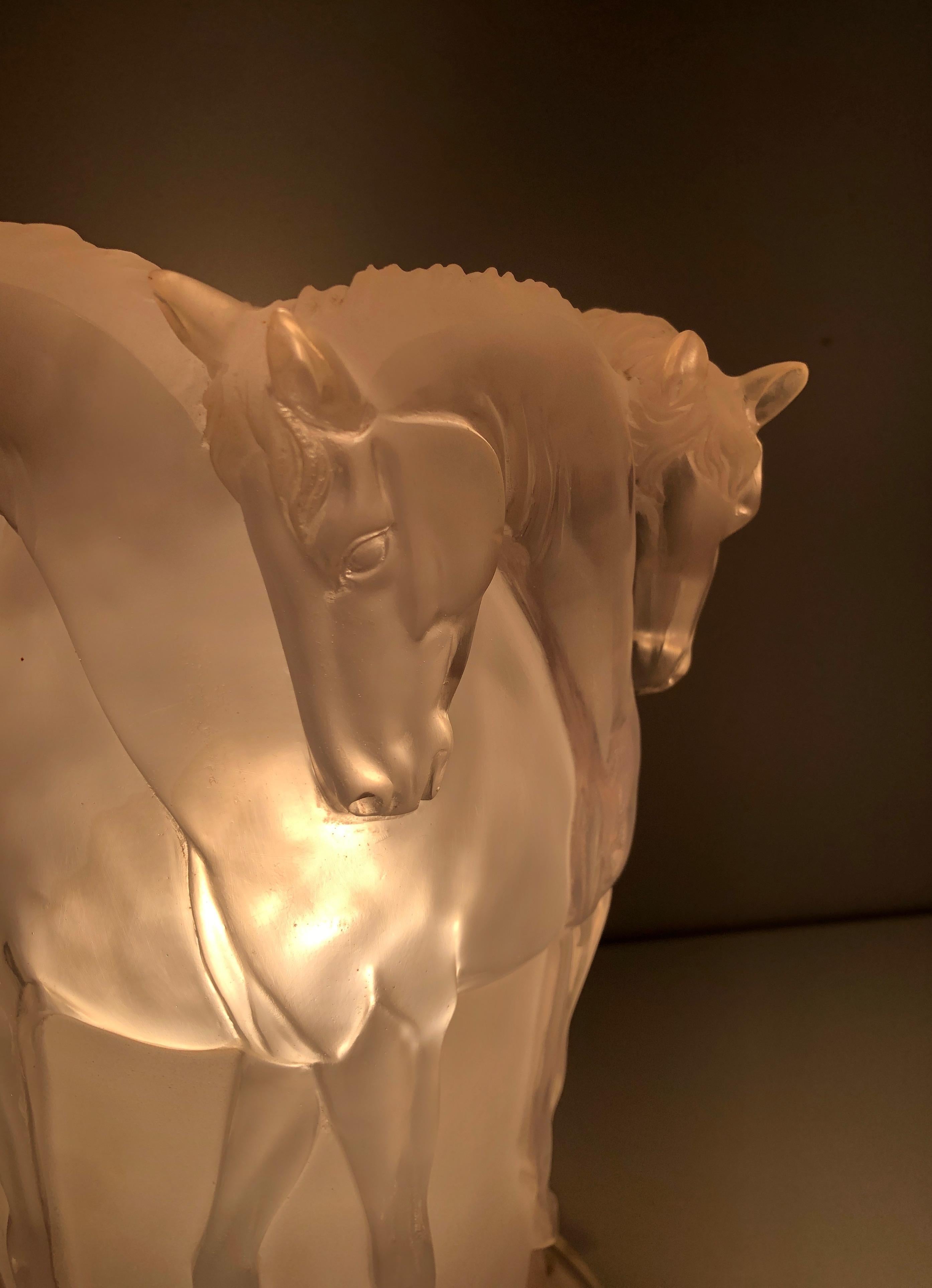 Mid-Century Modern Lucite Horses Table Lamp, French Work, in the Style of Maison Lalique, 1970's For Sale