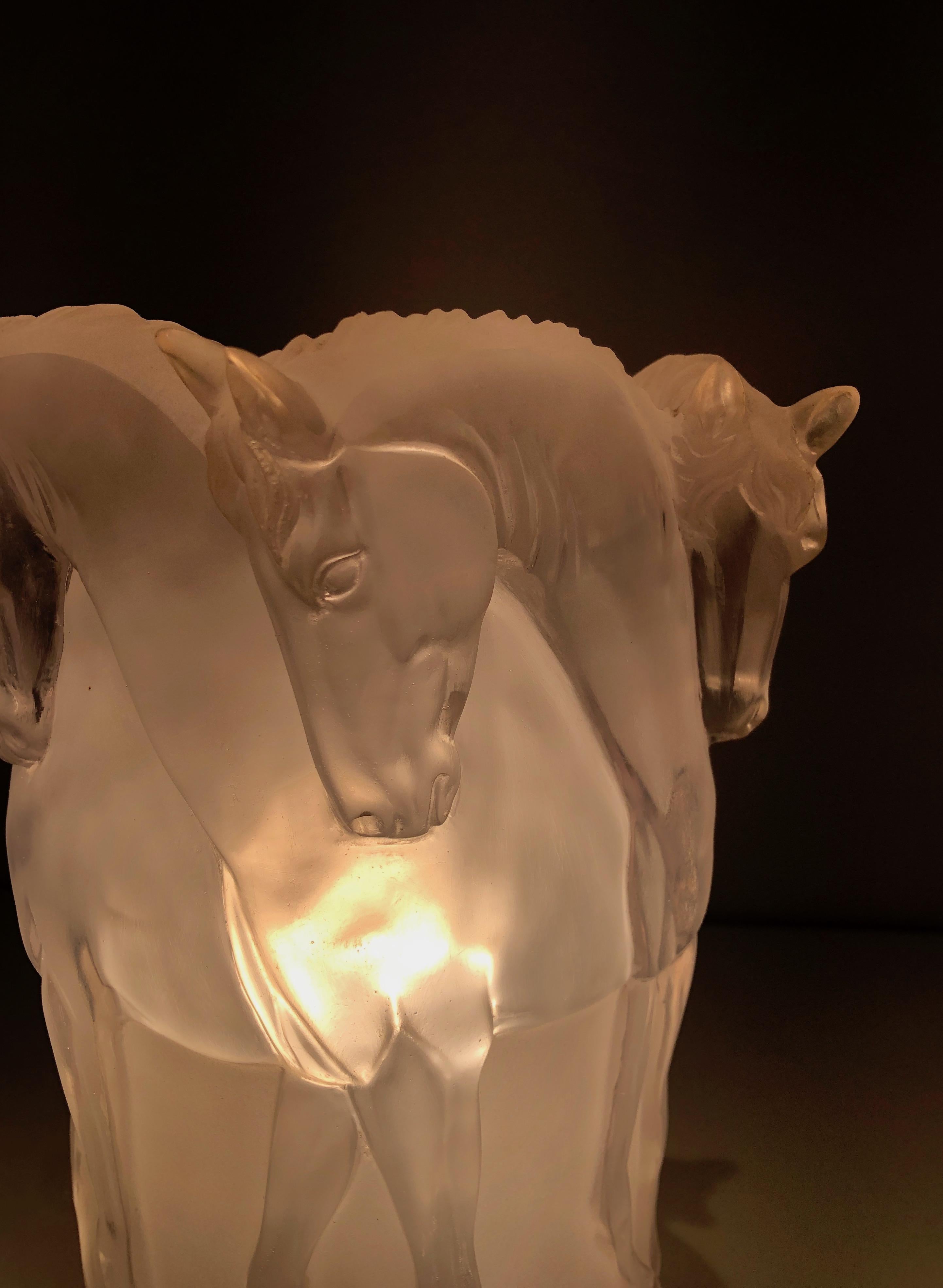 Lucite Horses Table Lamp, French Work, in the Style of Maison Lalique, 1970's In Good Condition For Sale In Marcq-en-Barœul, Hauts-de-France