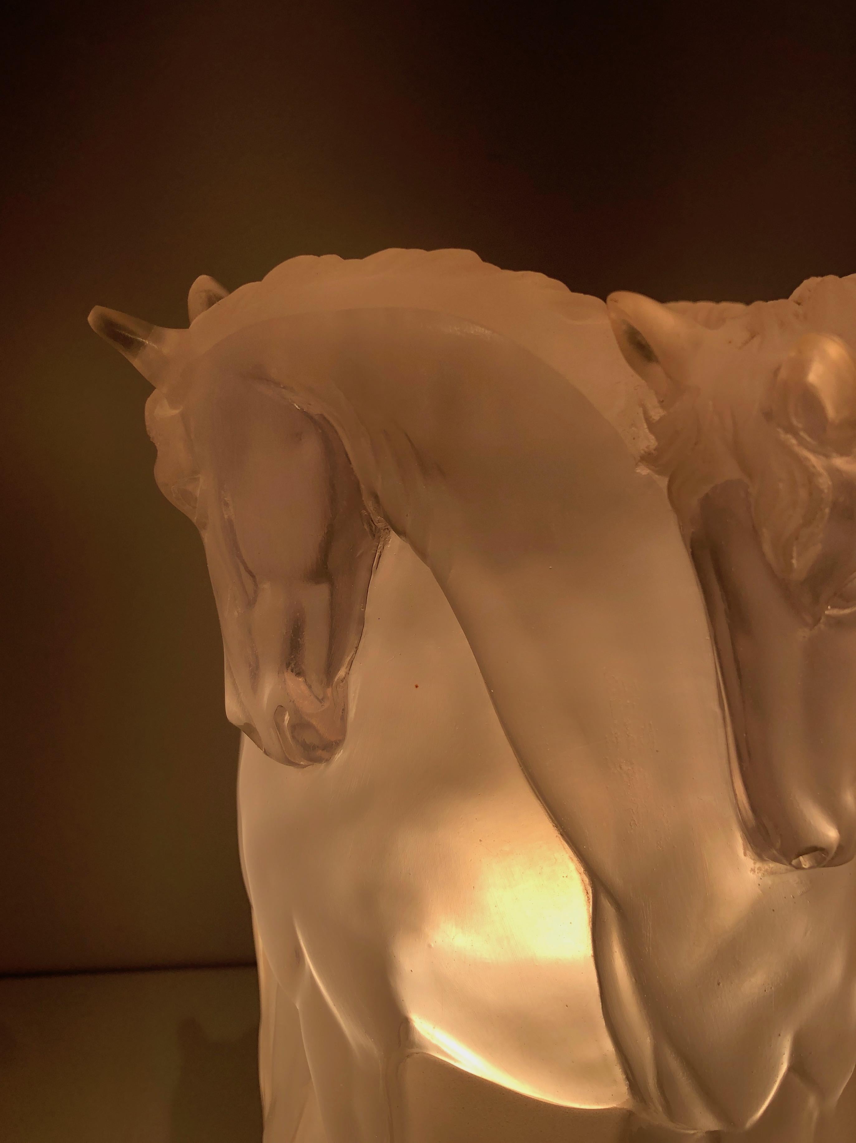 Lucite Horses Table Lamp, French Work, in the Style of Maison Lalique, 1970's For Sale 1