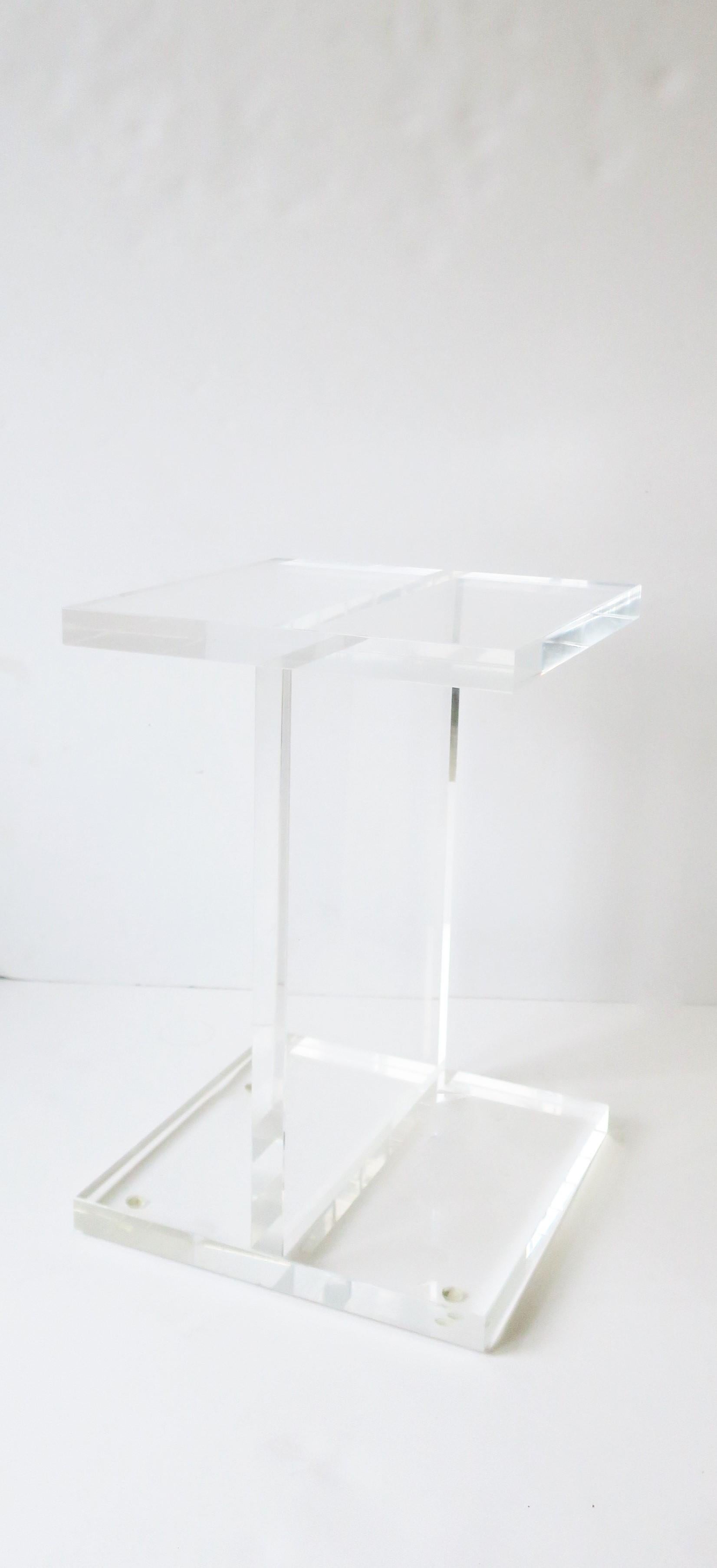 A substantial Lucite I-Beam pedestal side or drinks table in the style of American designer Ward Bennett, circa late-20th to early 2000s. Great as a side or drinks table or to hold books, plant, sculpture, etc. 

Dimensions: 11.82