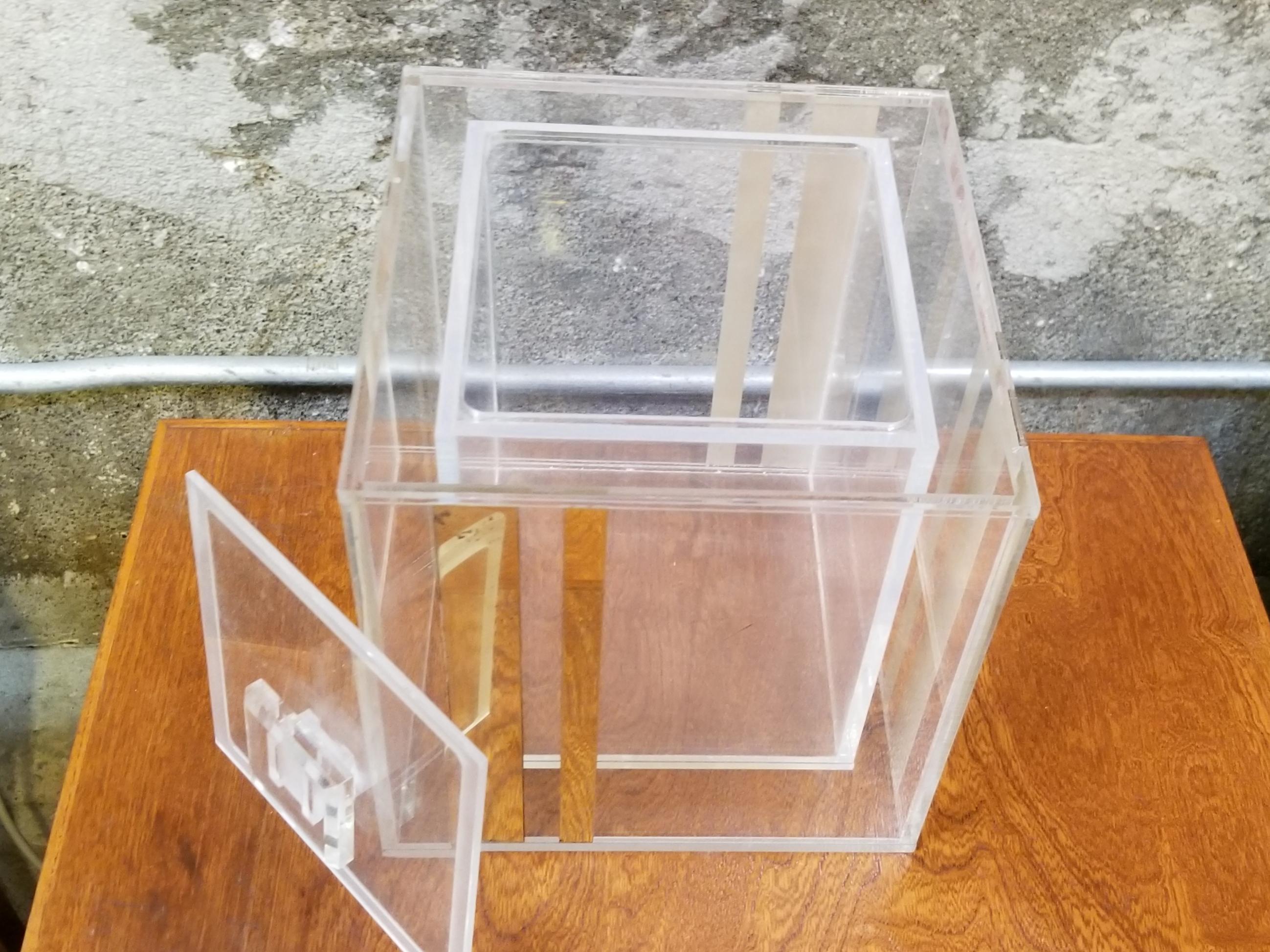 Lucite Ice Bucket, 1970s In Good Condition For Sale In Fulton, CA