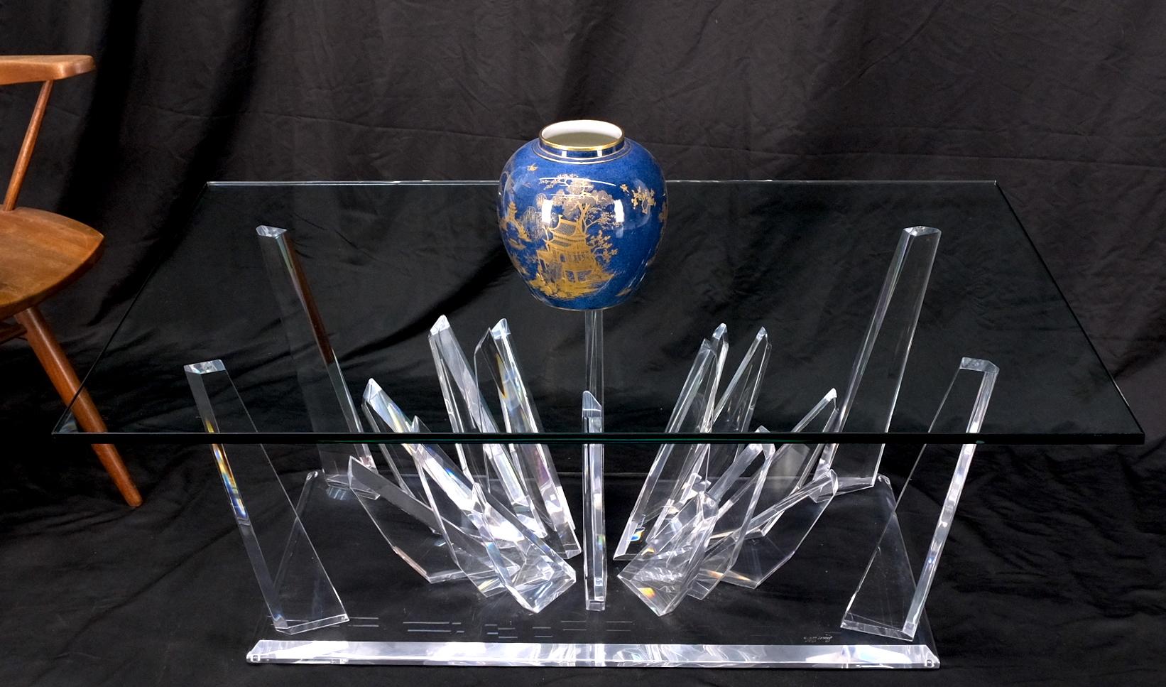 20ième siècle Table basse moderne mi-siècle avec base rectangulaire en Lucite « Ice Crystals » et plateau en verre en vente