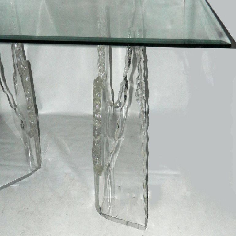 Beeindruckender und großer Schreibtisch, bestehend aus zwei Lucite-Basen in Eisberg-Optik und einer abgeschrägten Glasplatte. Nach dem Vorbild von Lion in Frost.