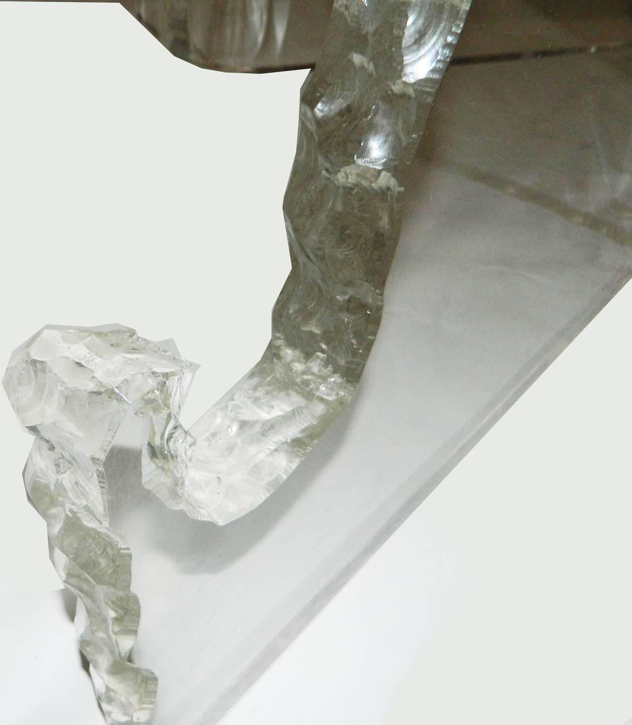 Schreibtisch „Iceberg“ aus Lucite im Frost-Stil mit Löwe (amerikanisch) im Angebot