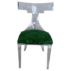 Klismos-Stuhl aus Lucite mit Malachit-Druckstoff