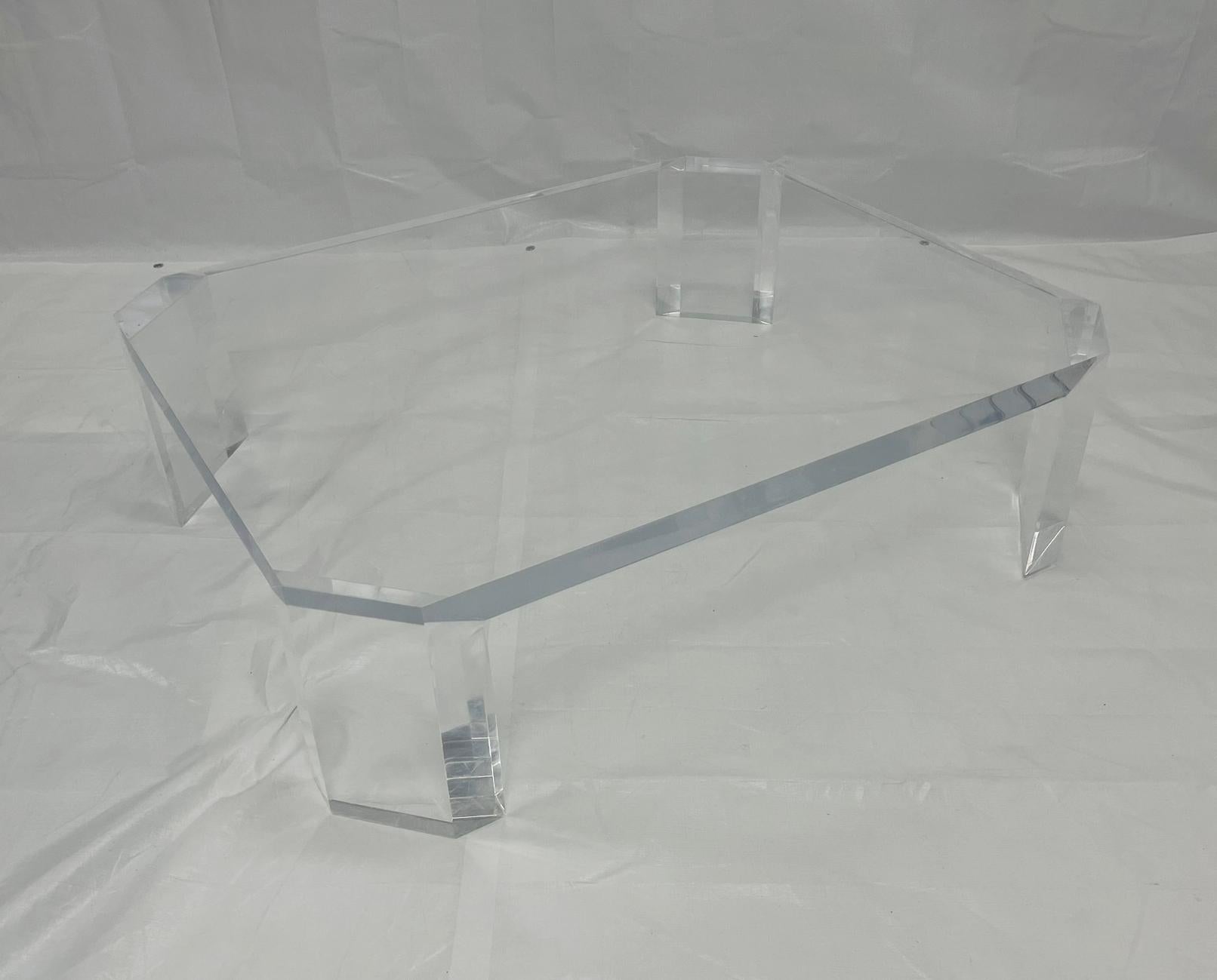 Table basse en lucite 