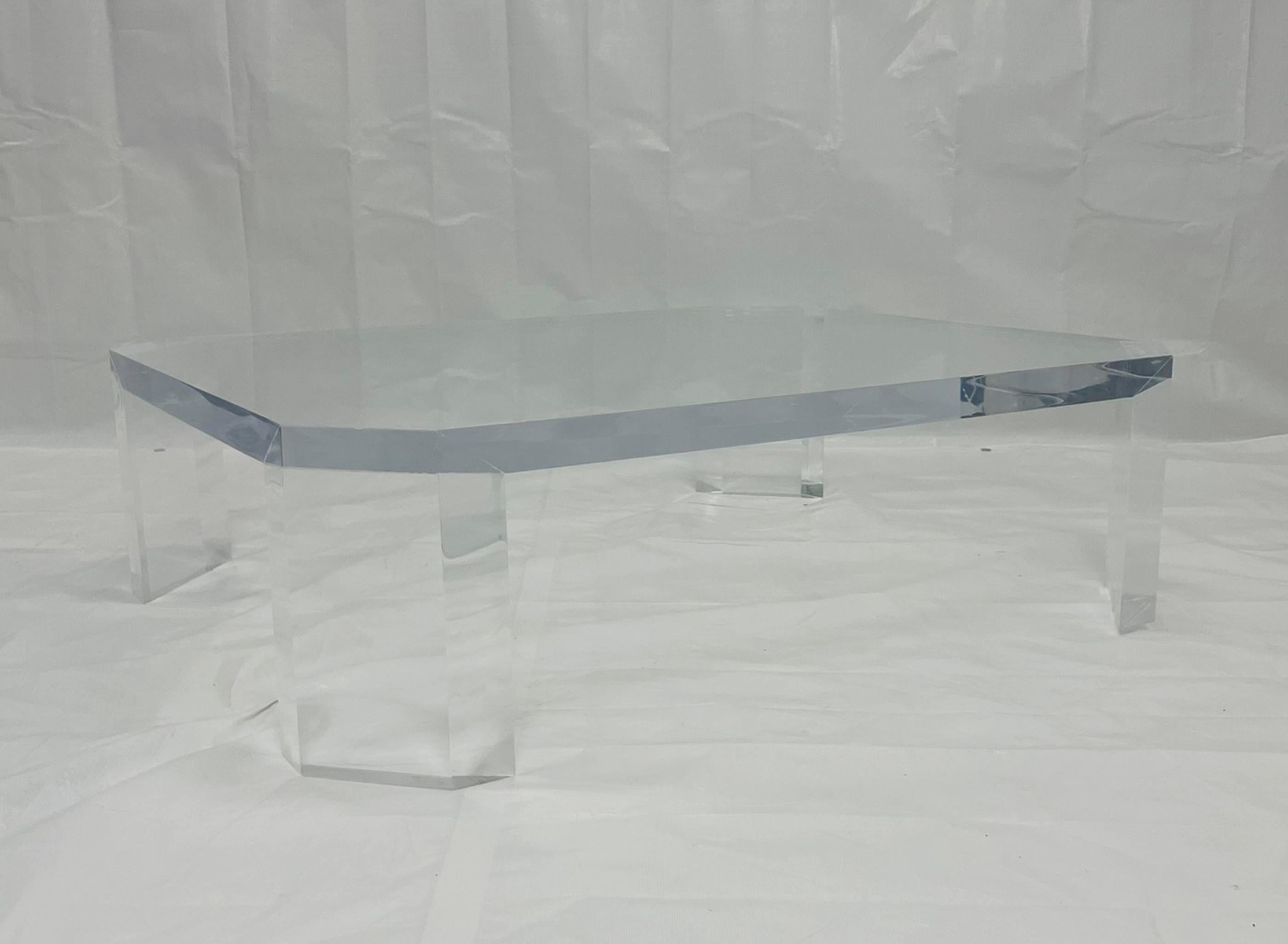 Table basse en lucite 