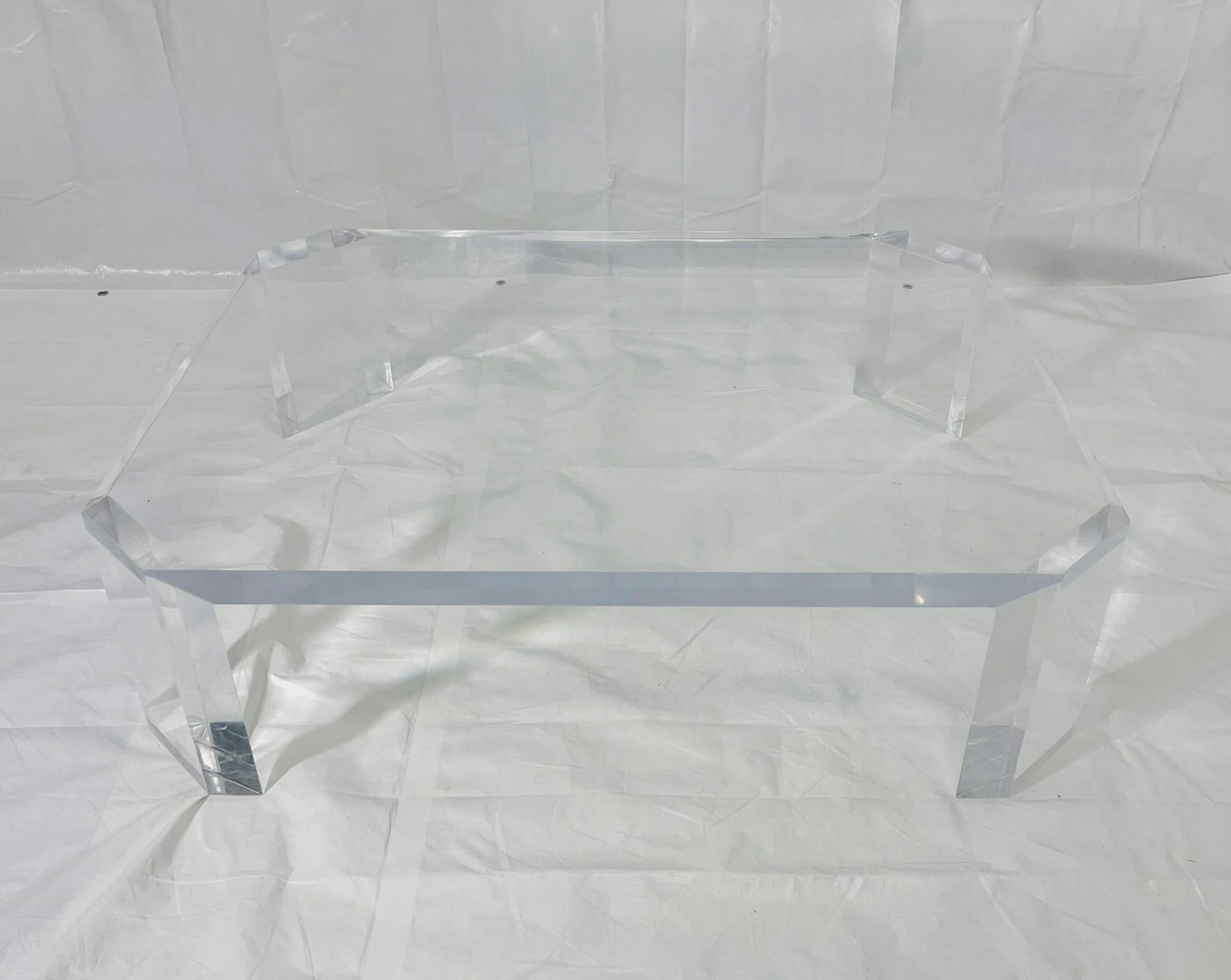 Table basse en lucite 