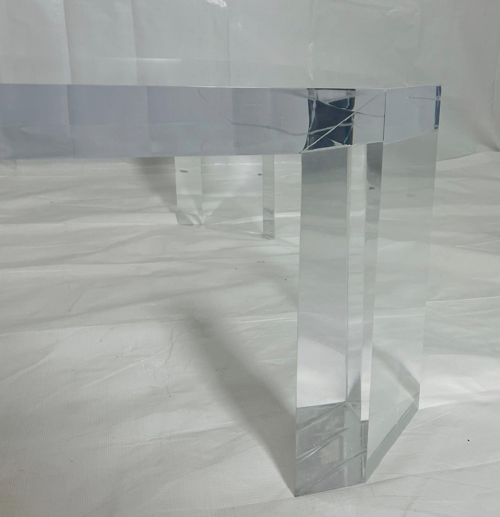 Table basse en lucite 