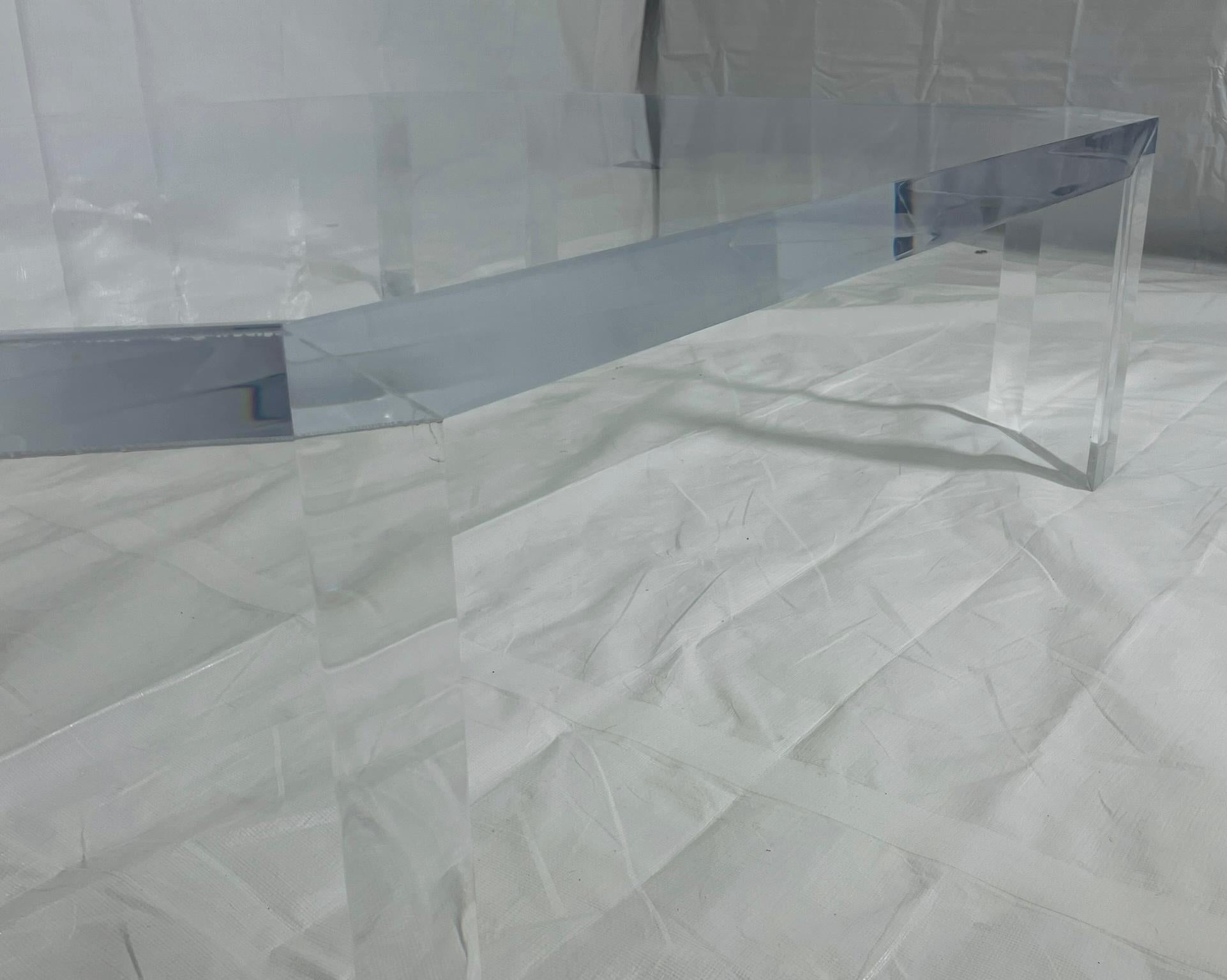 Table basse en lucite 