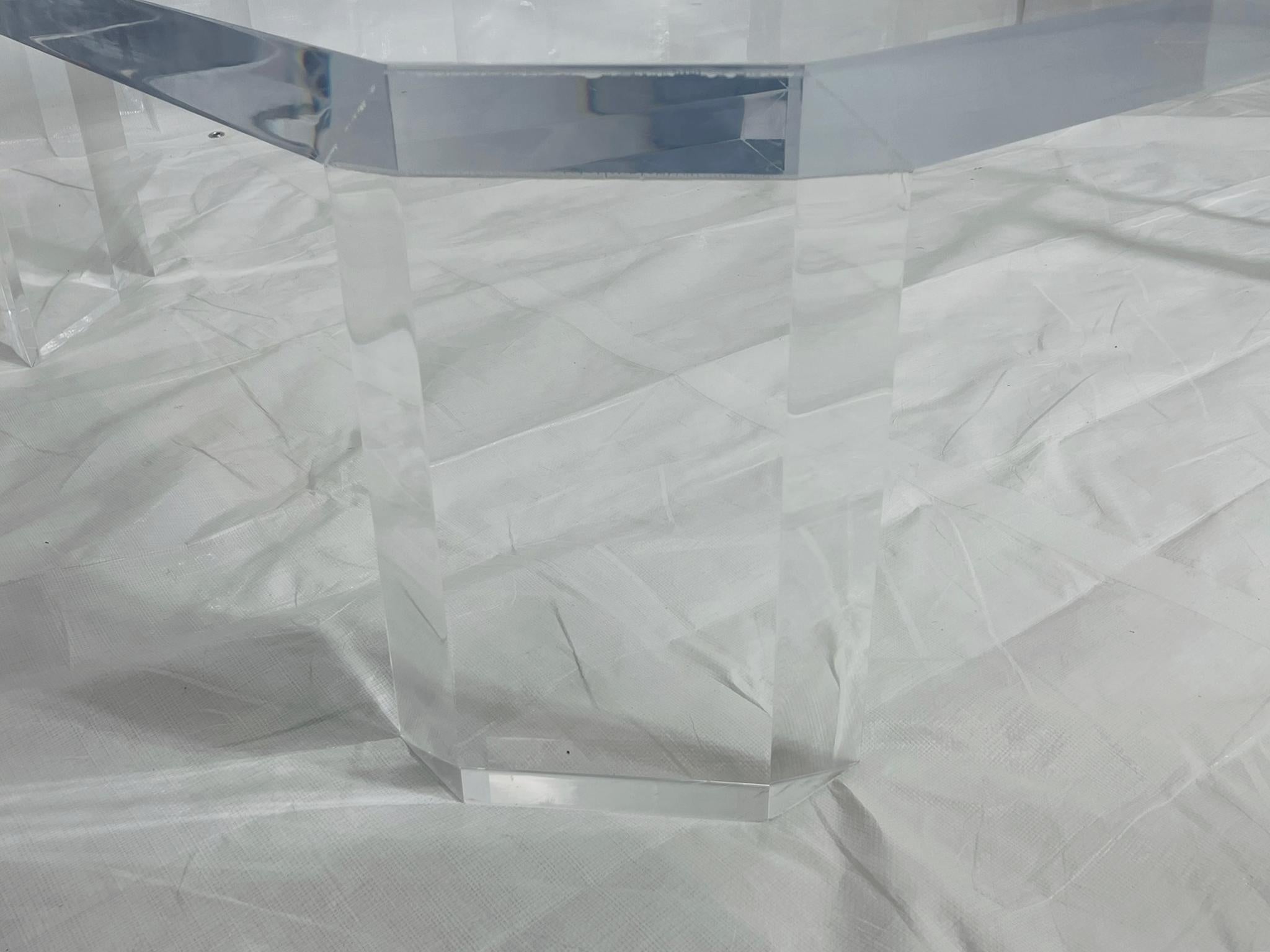 Table basse en lucite 