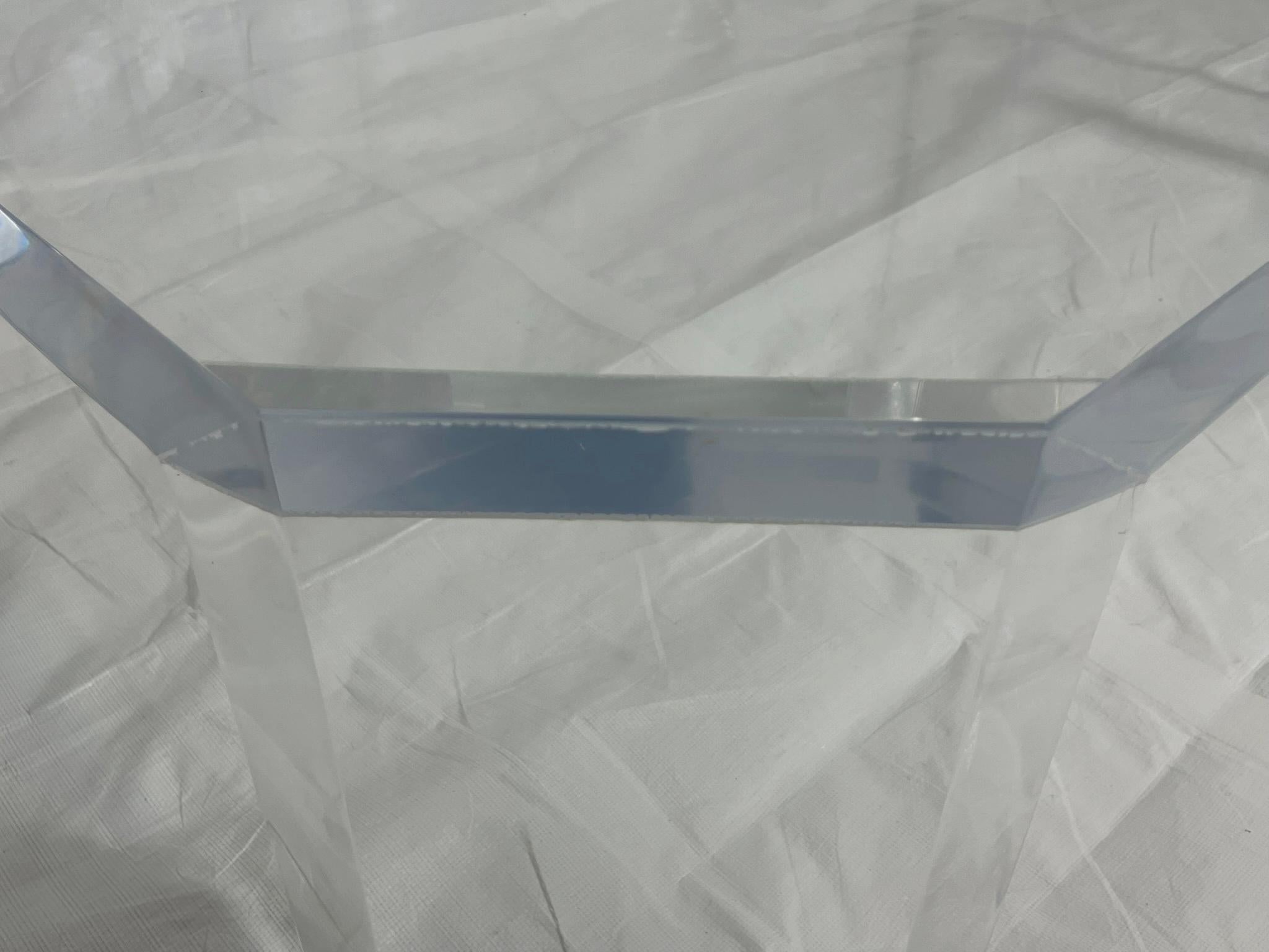 Table basse en lucite 