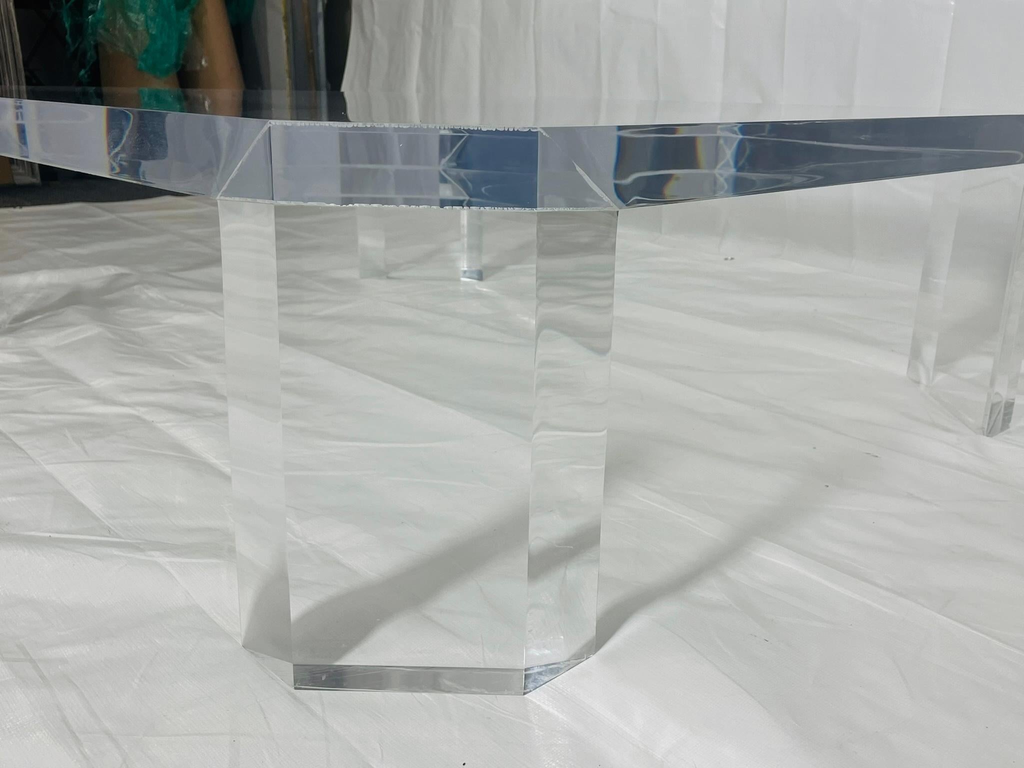 Table basse en lucite 