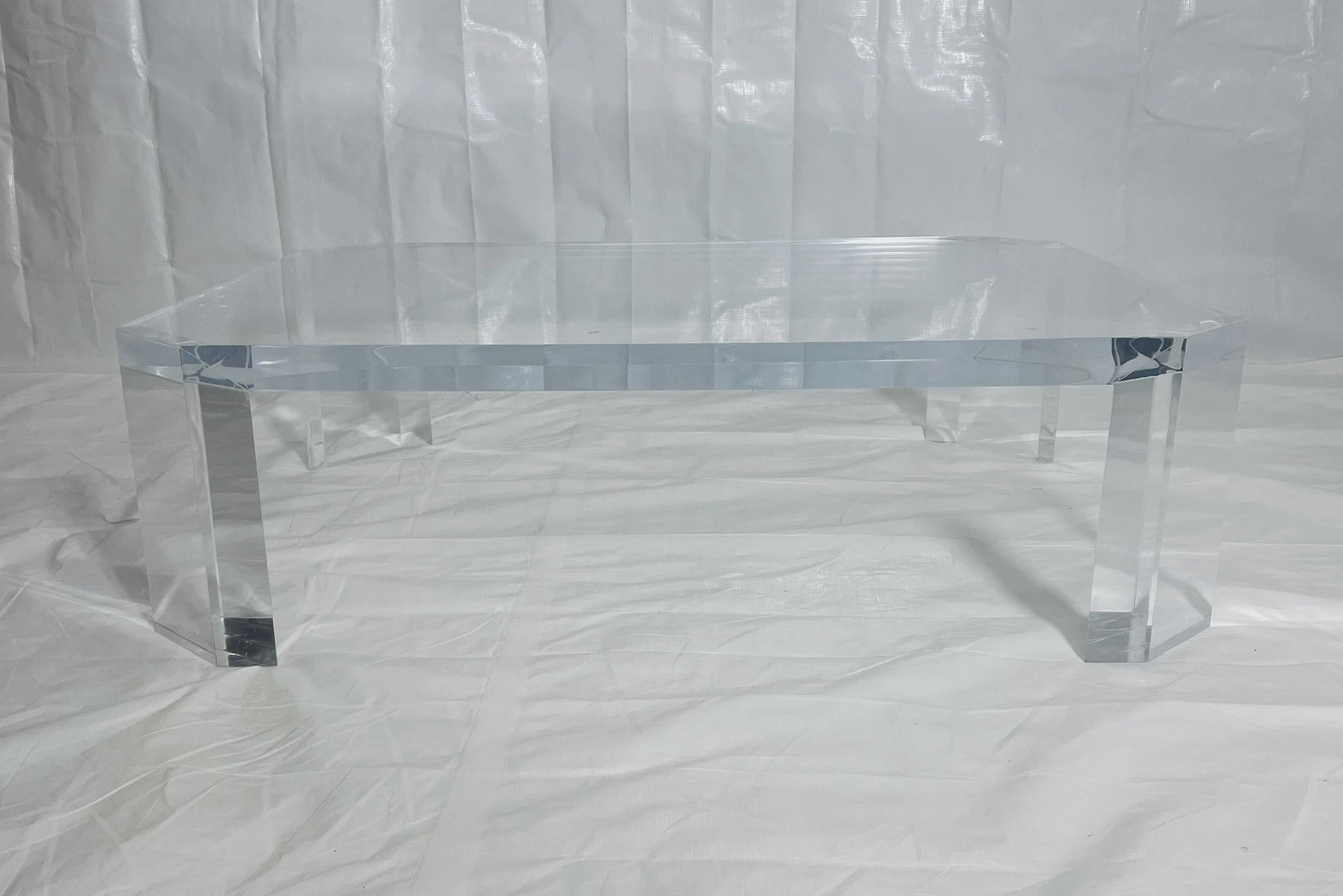 Table basse en Lucite conçue et fabriquée à la main en 1974 par Charles Hollis Jones à Los Angeles, Californie, dans le cadre de sa célèbre Collection 