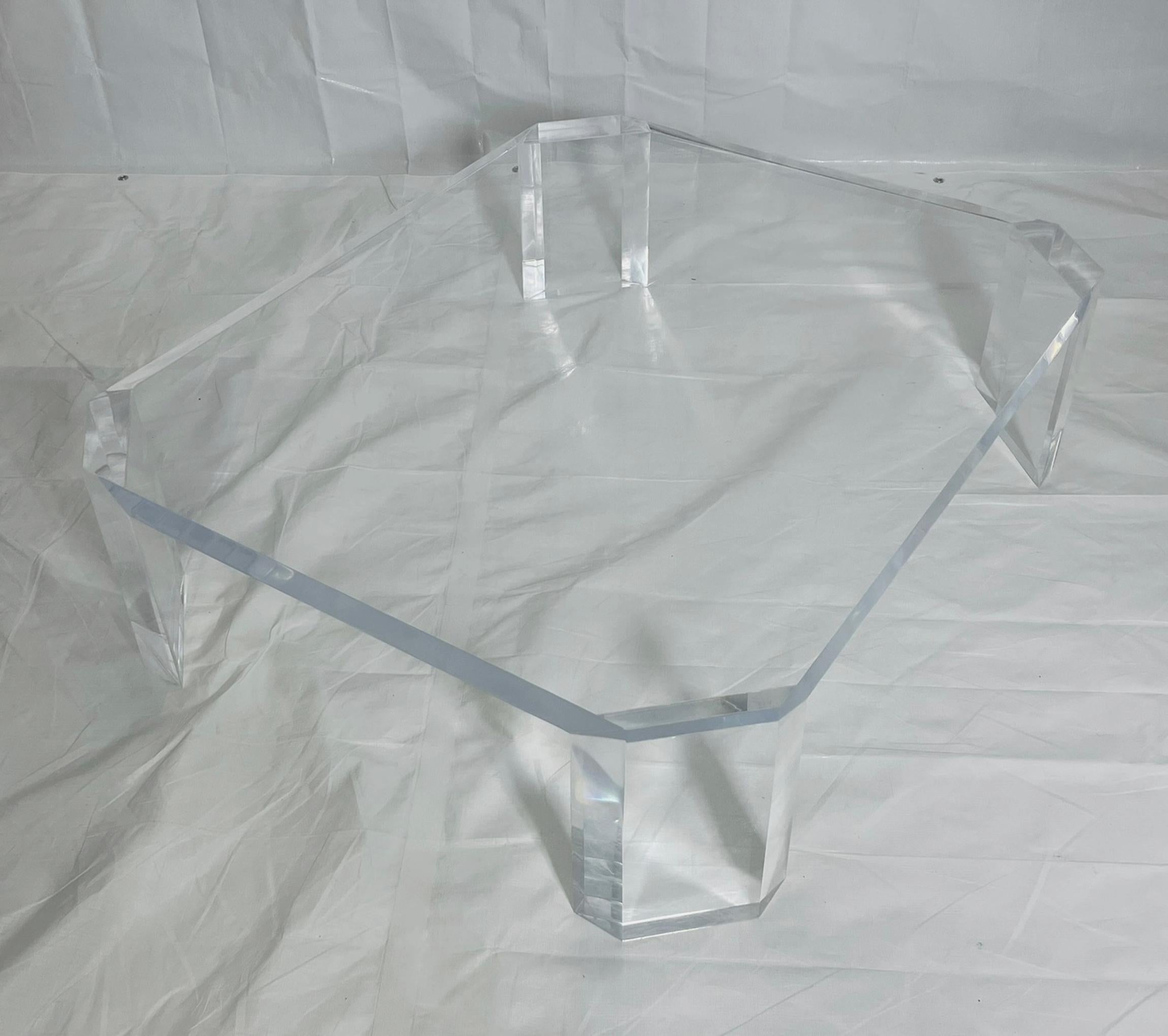 Table basse en lucite 