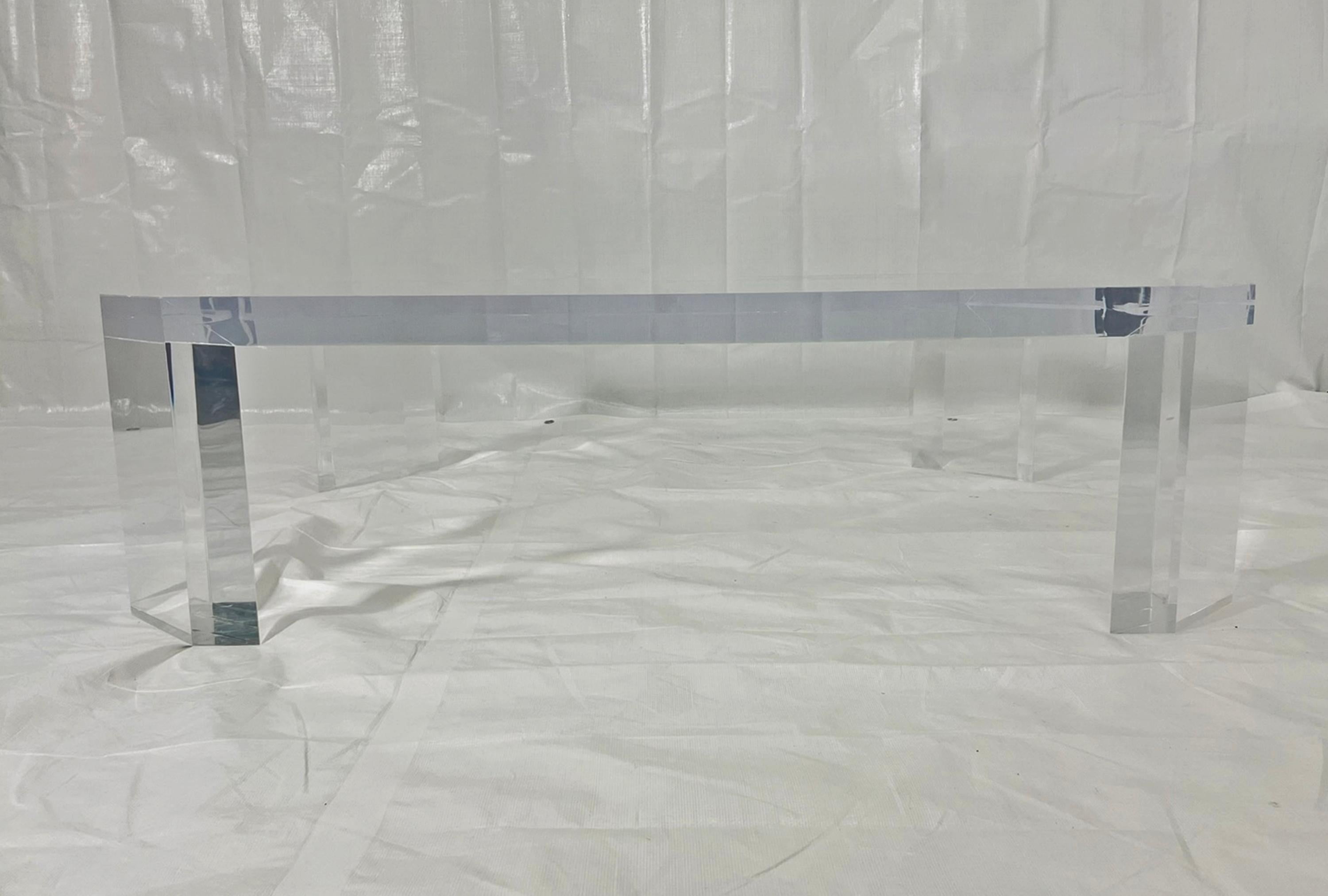 Table basse en lucite 