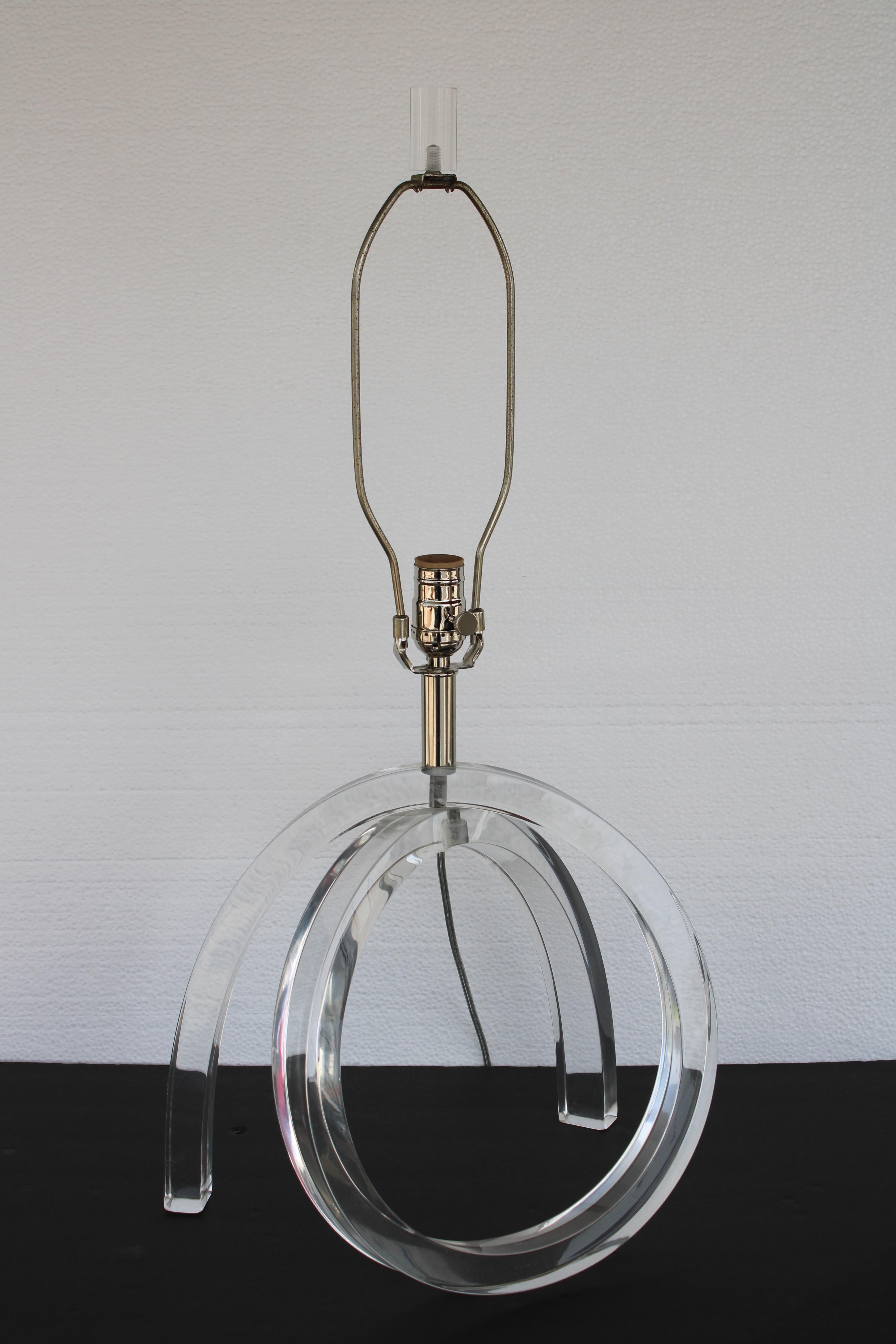 Lampe en lucite attribuée à Astrolite pour la Ritts Company, Los Angeles, CA.  La lampe mesure 14