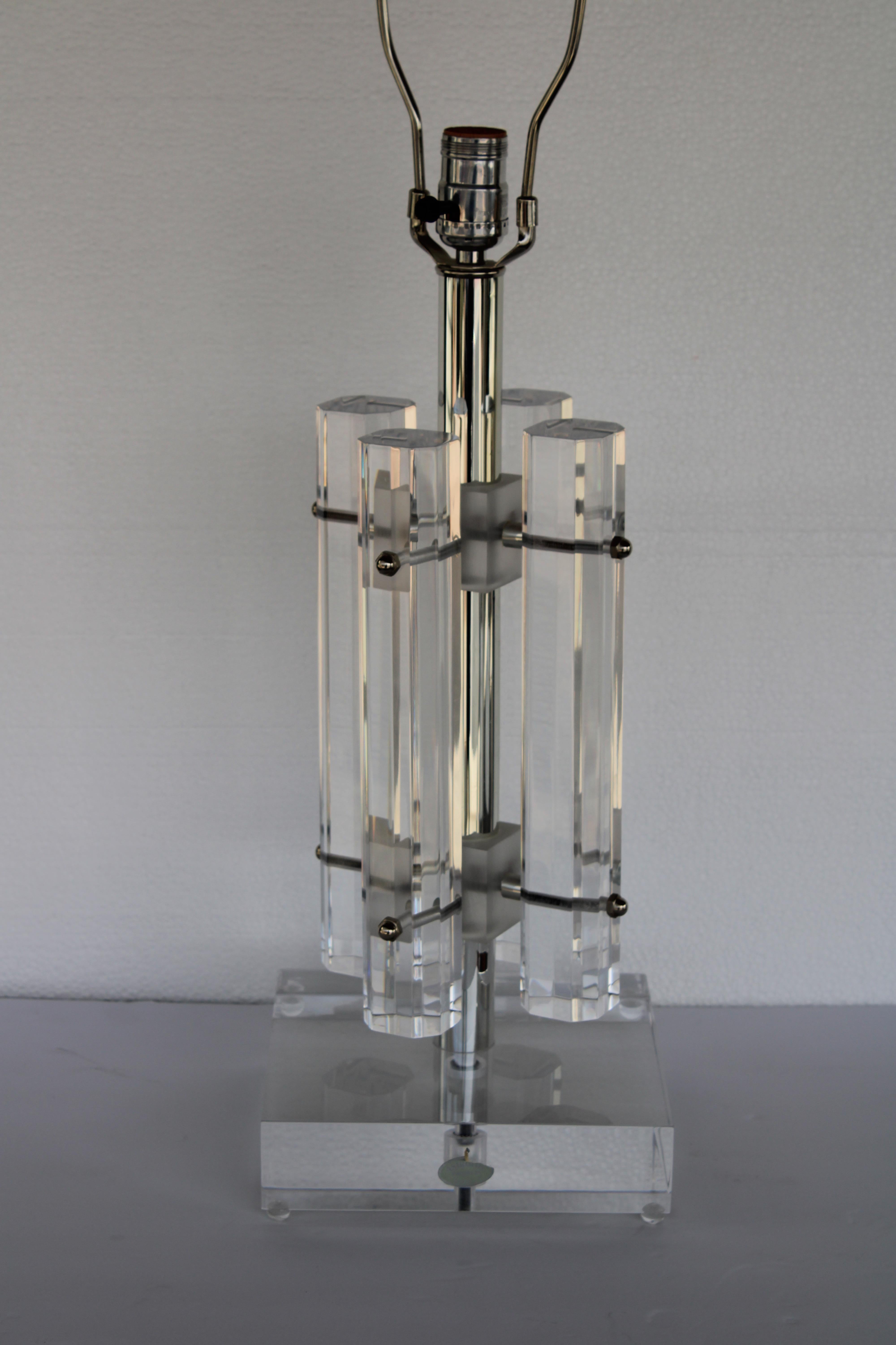 Lampe en lucite fabriquée par Astrolite pour la Ritts Company, Los Angeles, CA.  La base de la lampe mesure 8
