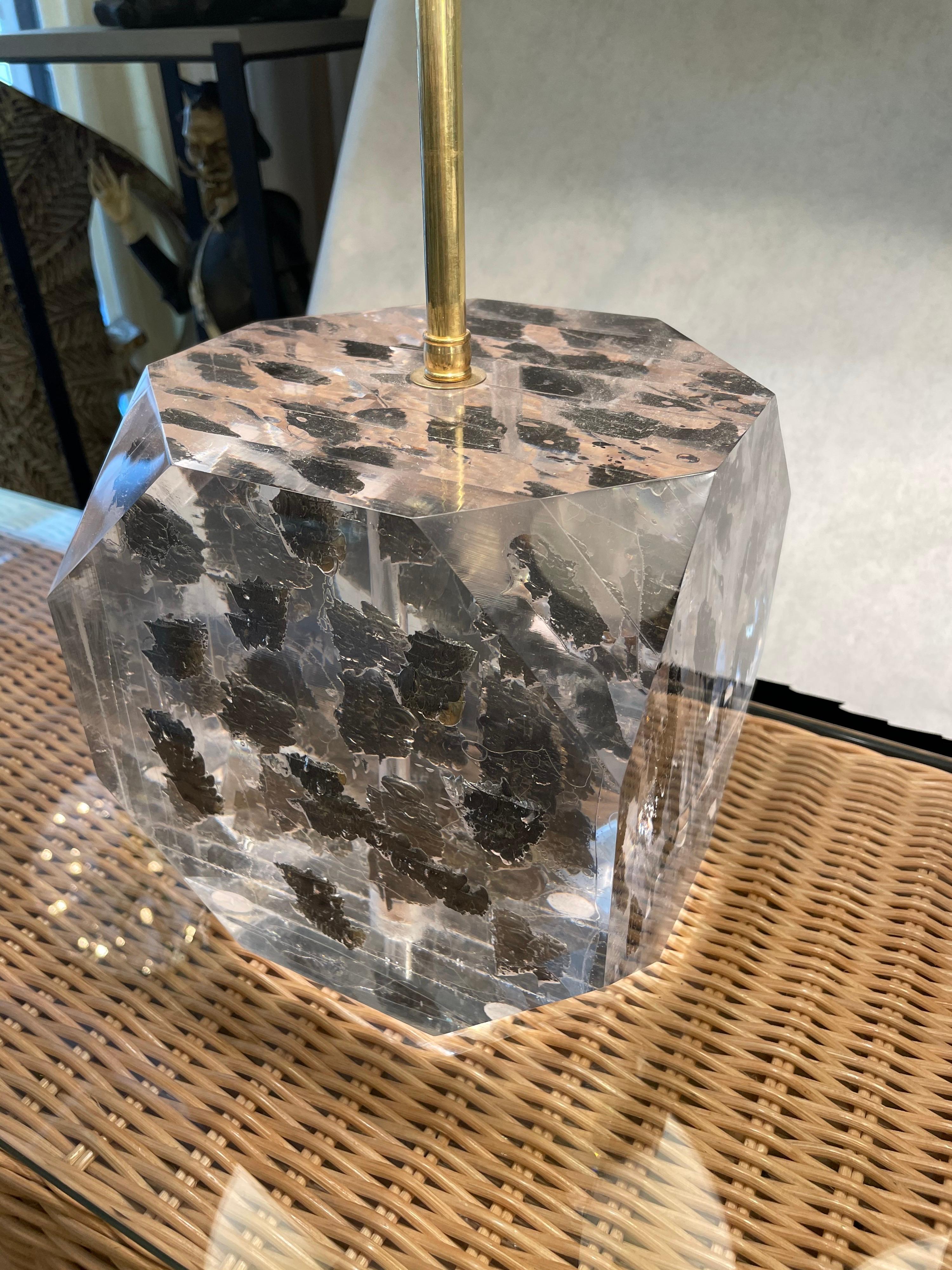 Paire de lampes hexagonales en stratifié de Lucite, par Freda Koblick en vente 3