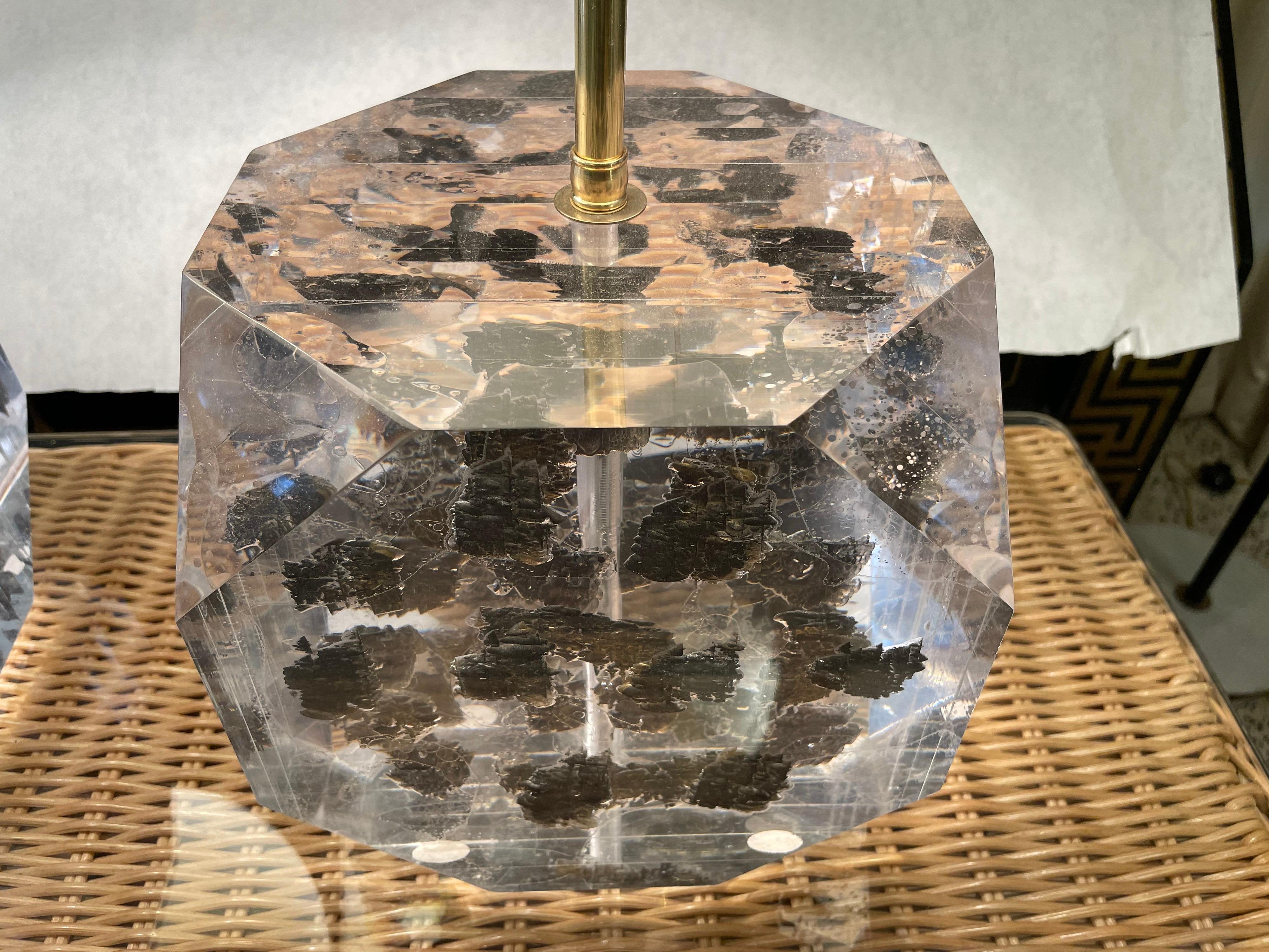 Acrylique Paire de lampes hexagonales en stratifié de Lucite, par Freda Koblick en vente