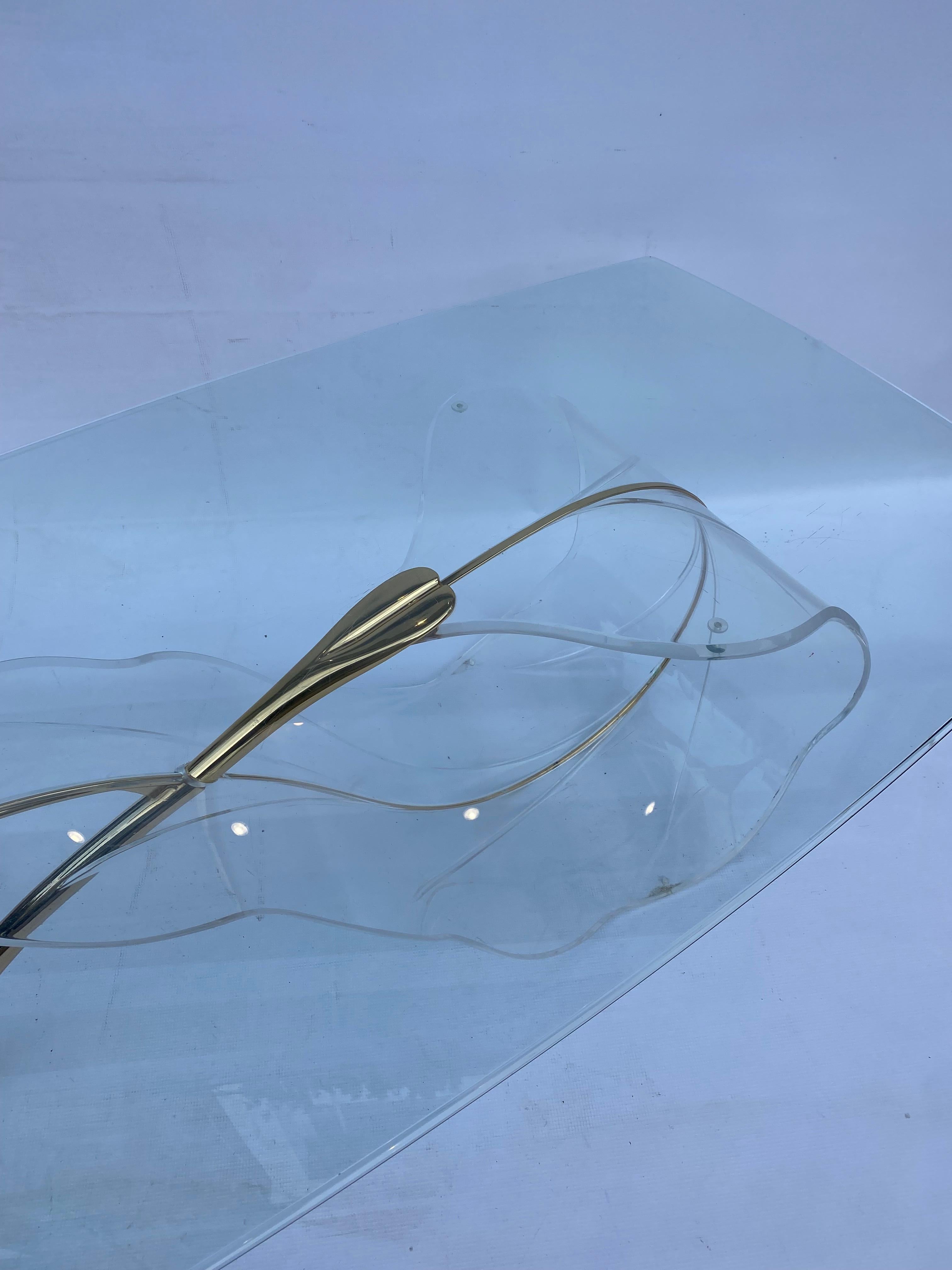 Table basse en laiton et verre Lucite Leaf Hollywood Regency 1970 Italian en vente 4