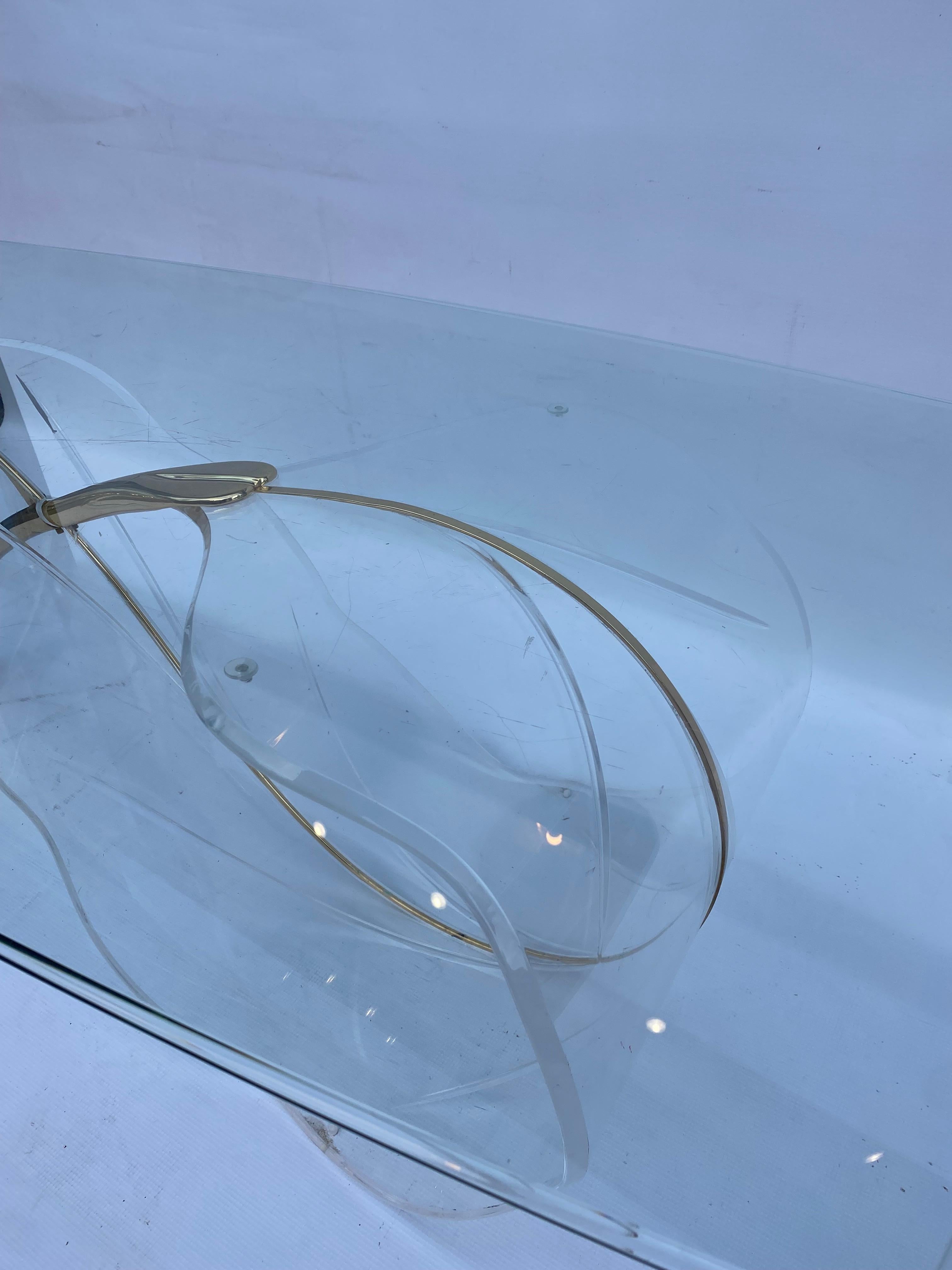 Table basse en laiton et verre Lucite Leaf Hollywood Regency 1970 Italian en vente 8