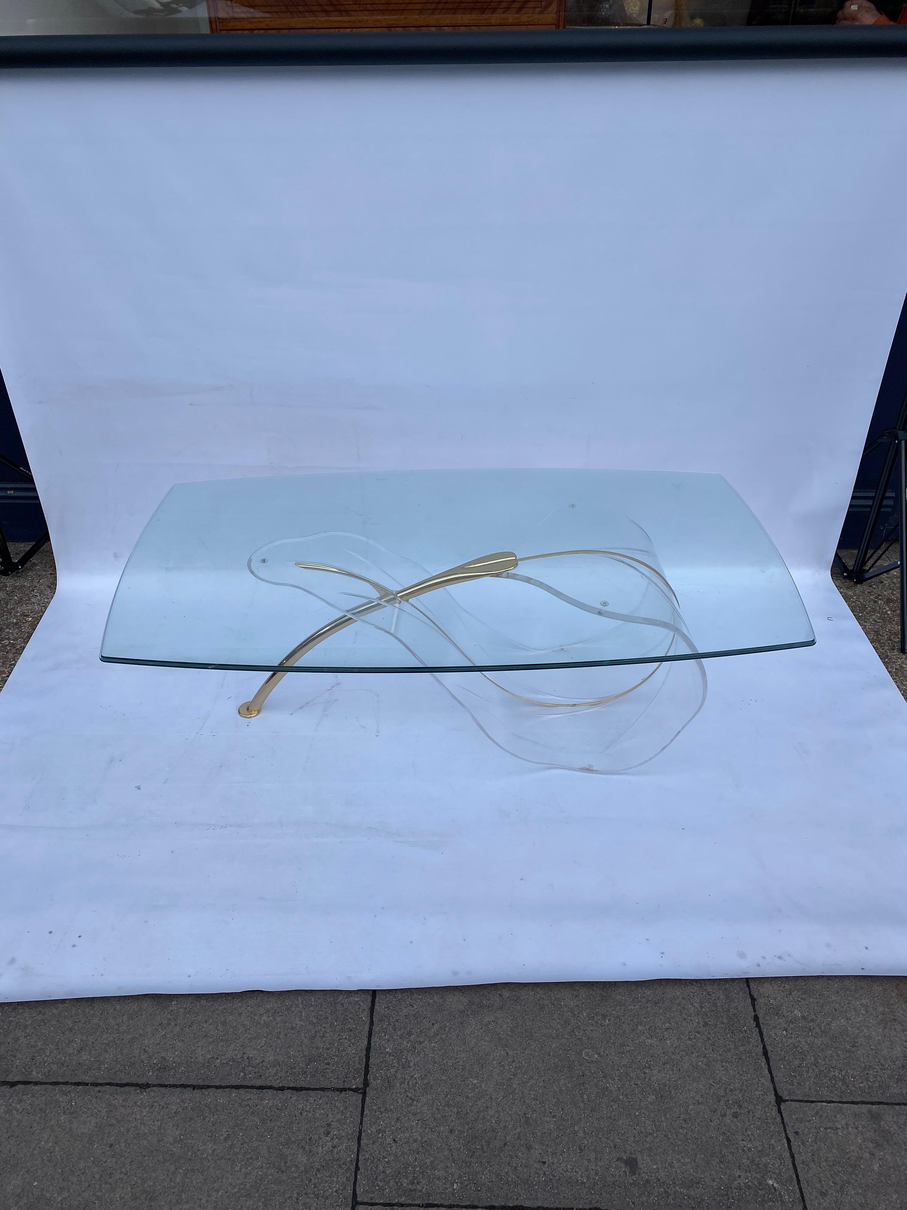 italien Table basse en laiton et verre Lucite Leaf Hollywood Regency 1970 Italian en vente