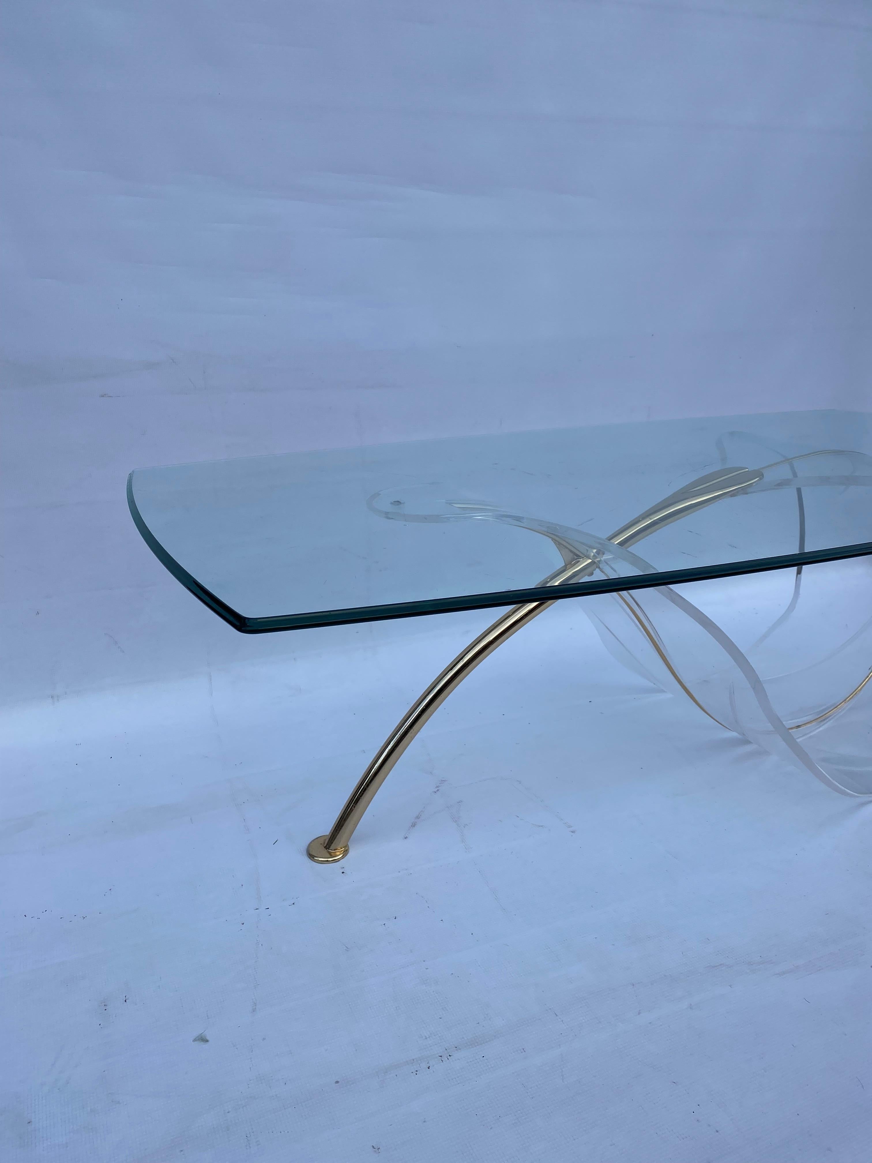 Métal Table basse en laiton et verre Lucite Leaf Hollywood Regency 1970 Italian en vente