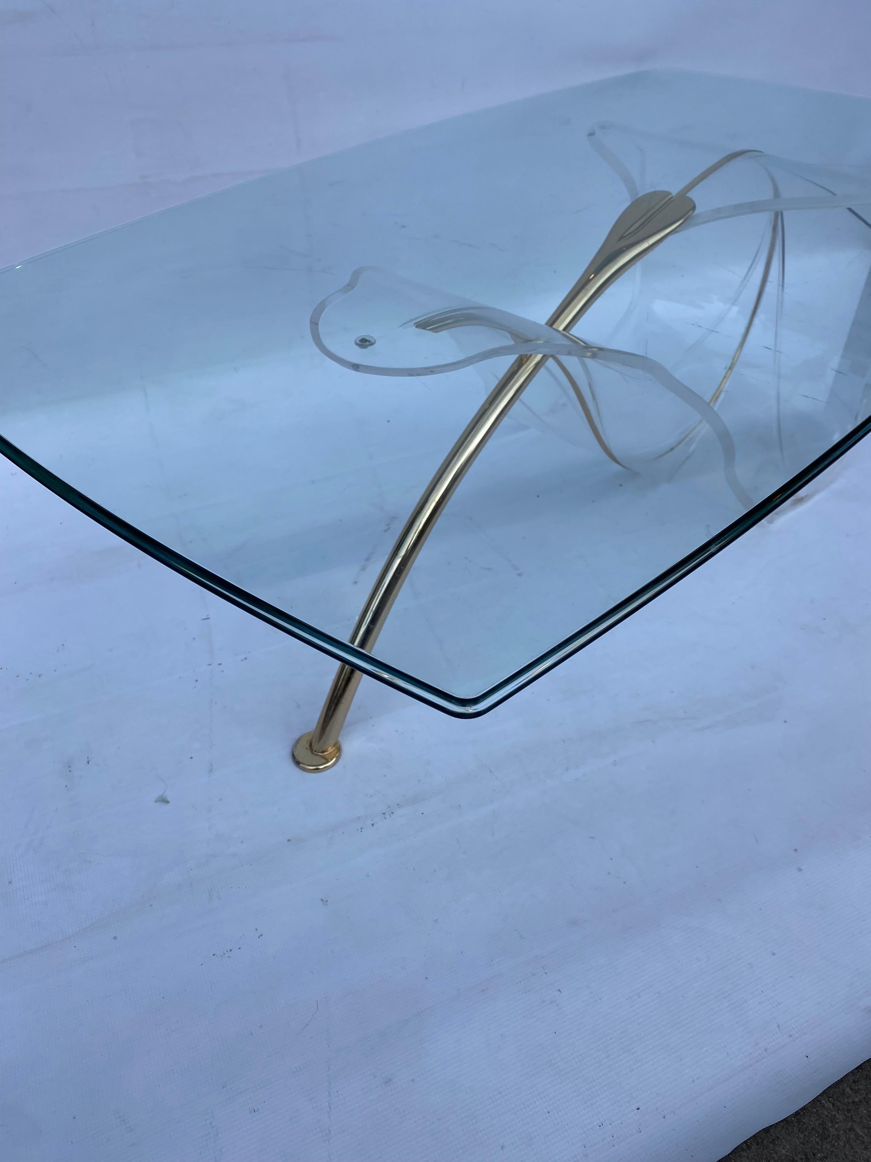 Table basse en laiton et verre Lucite Leaf Hollywood Regency 1970 Italian en vente 2