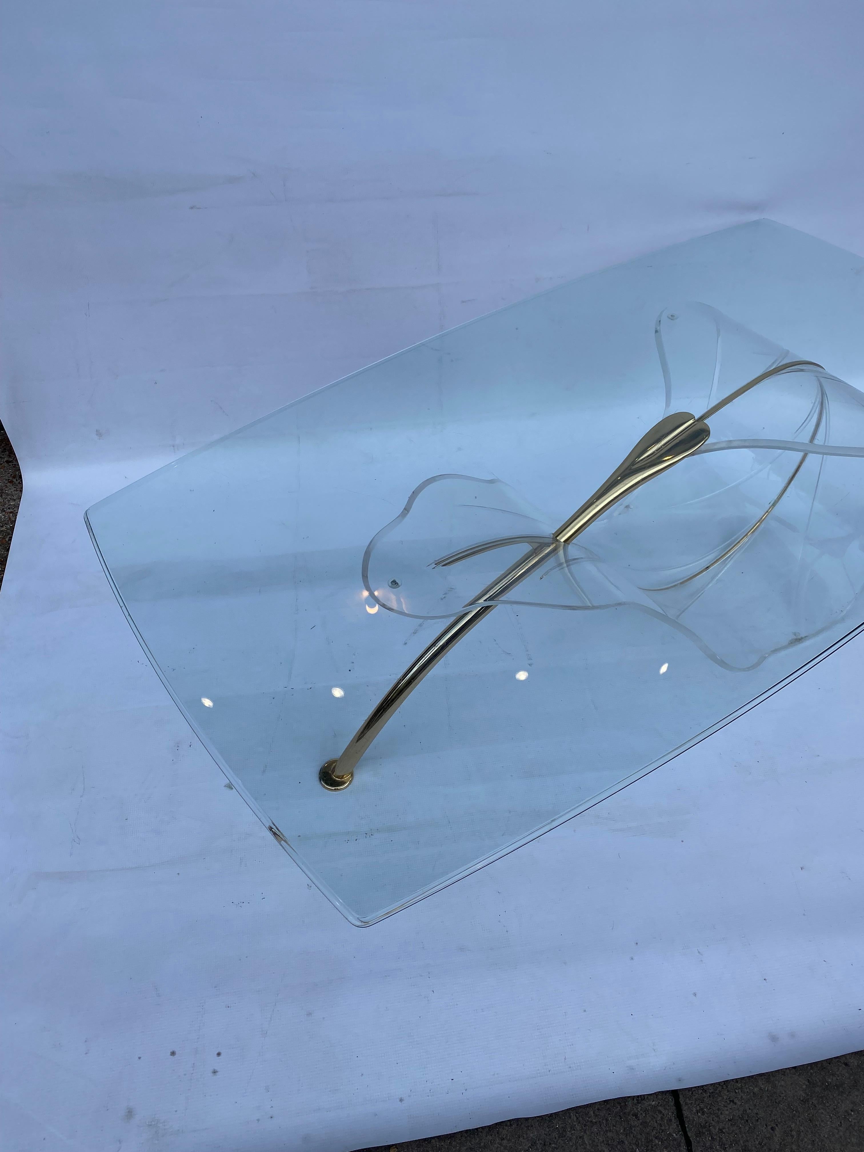 Table basse en laiton et verre Lucite Leaf Hollywood Regency 1970 Italian en vente 3