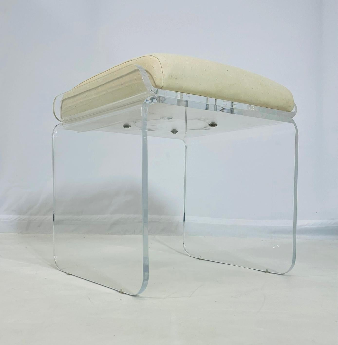 Drehhocker aus Lucite und Leder von Charles Hollis Jones, USA 1960er Jahre (amerikanisch) im Angebot