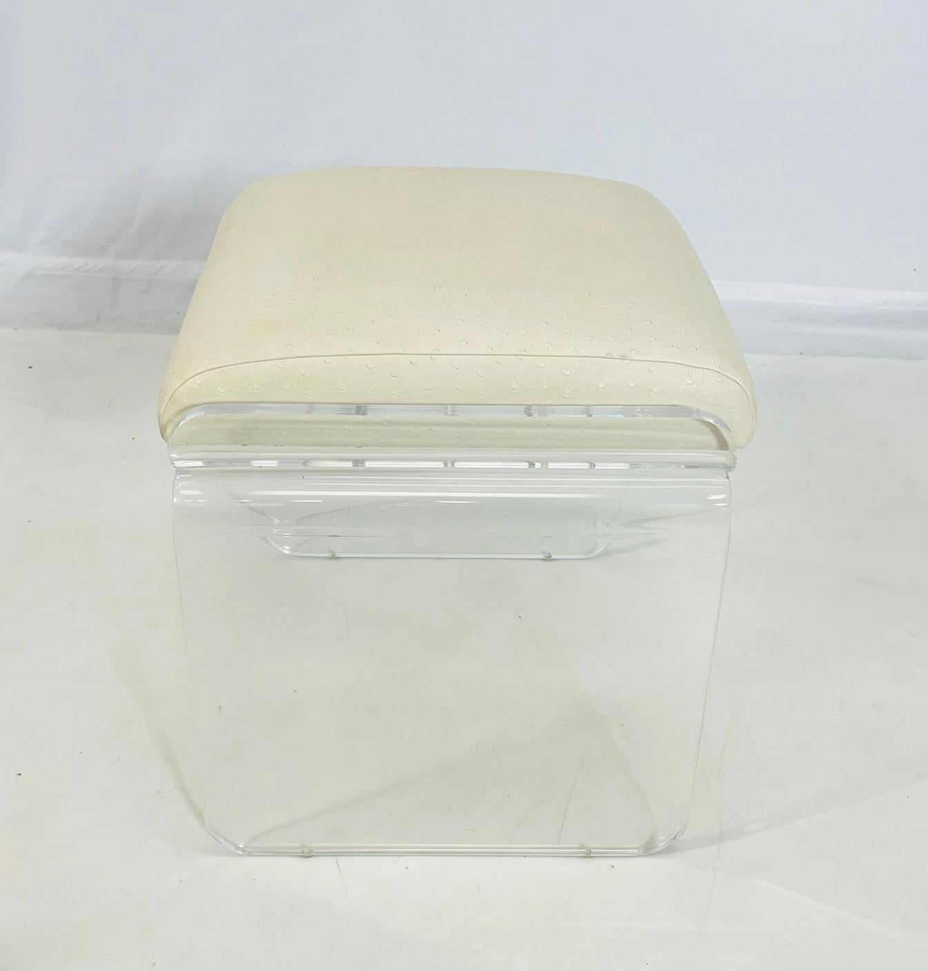 Drehhocker aus Lucite und Leder von Charles Hollis Jones, USA 1960er Jahre im Zustand „Gut“ im Angebot in Los Angeles, CA