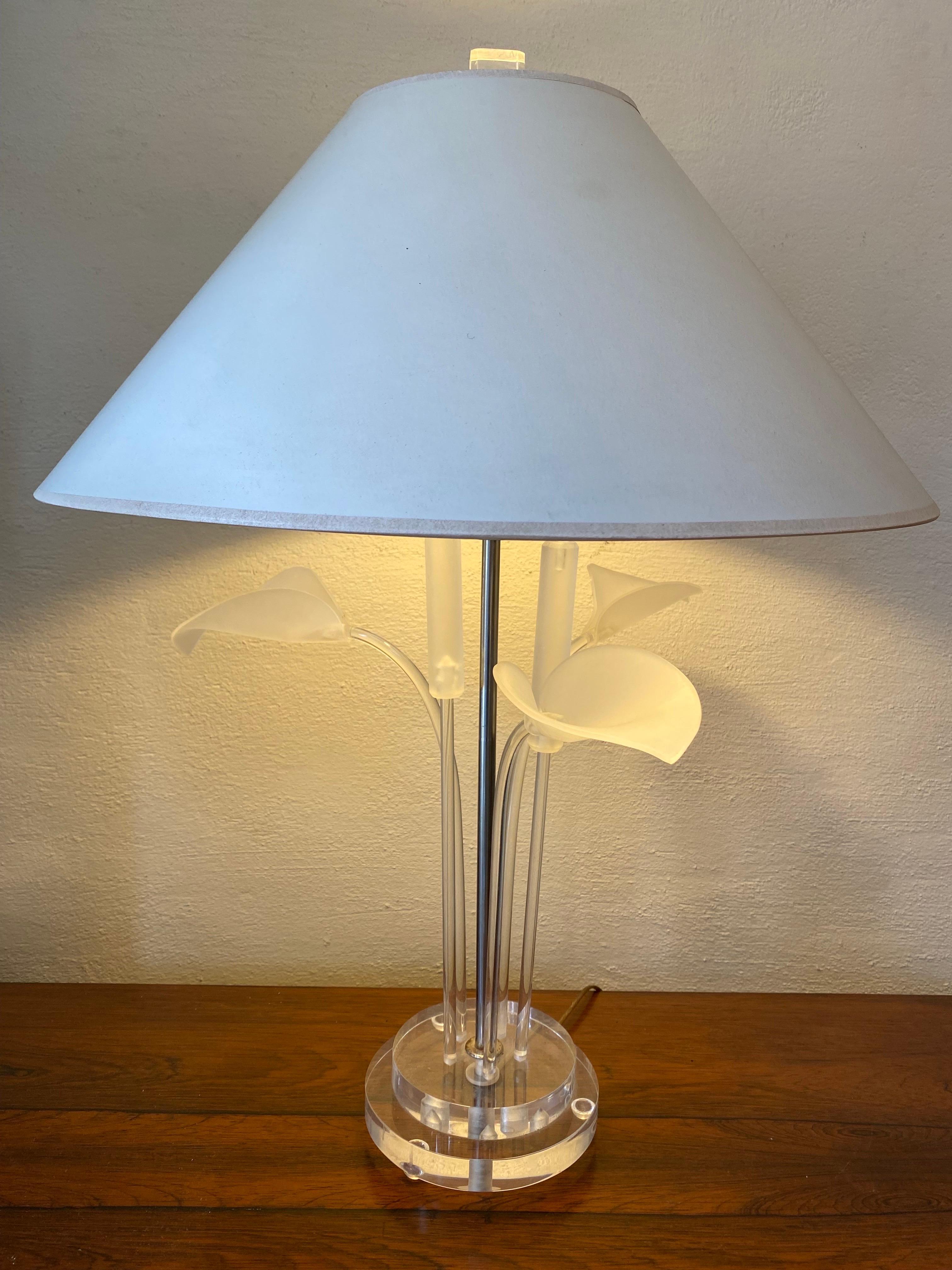 Lucite table lamp with Lily and Cattails. Very nice Condition. Stems all pull out for ease of shipping and transporting. Elegant and Simple design.